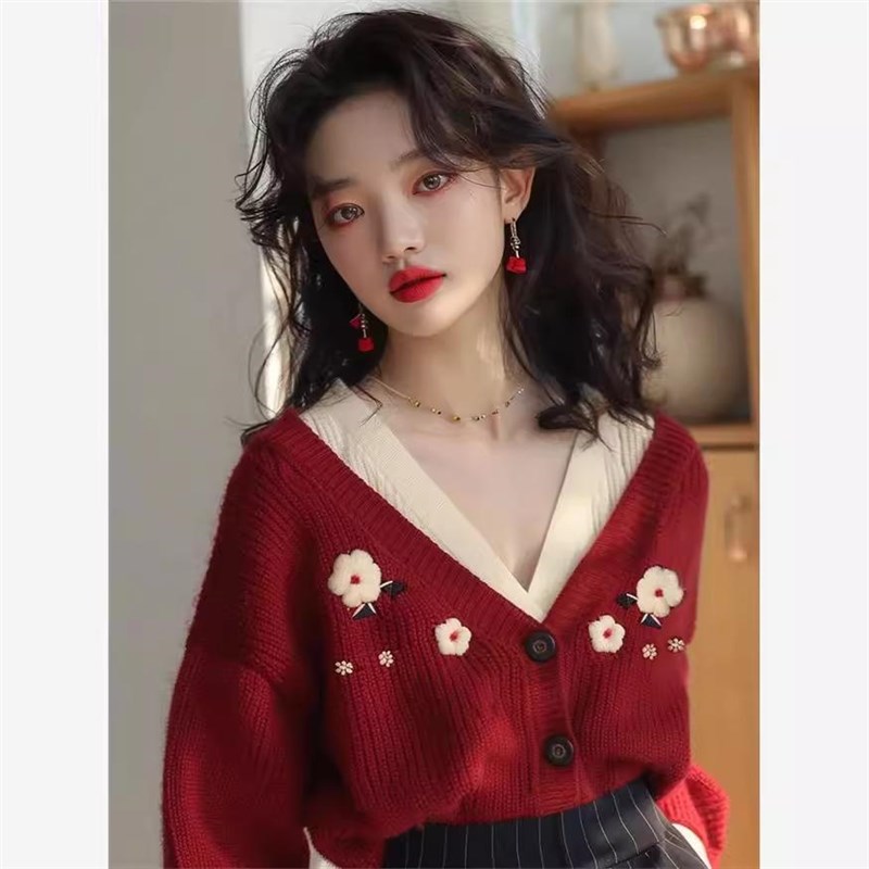 2024秋季新款高端洋气甜美chic小香风刺绣花v领软糯针织红色毛衣