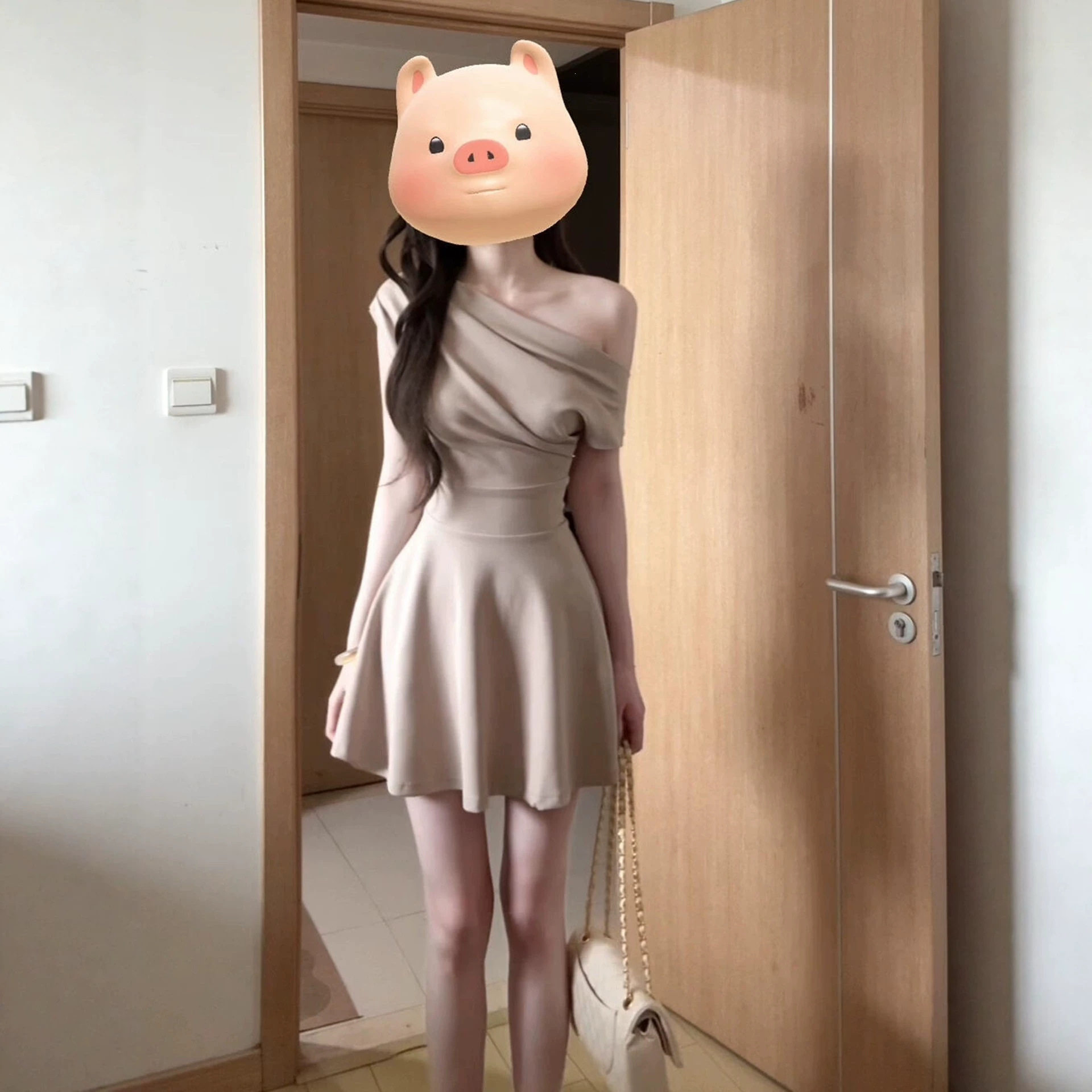 法式纯欲风纯色斜肩连衣裙子女2026新款夏季气质收腰显瘦字短裙子