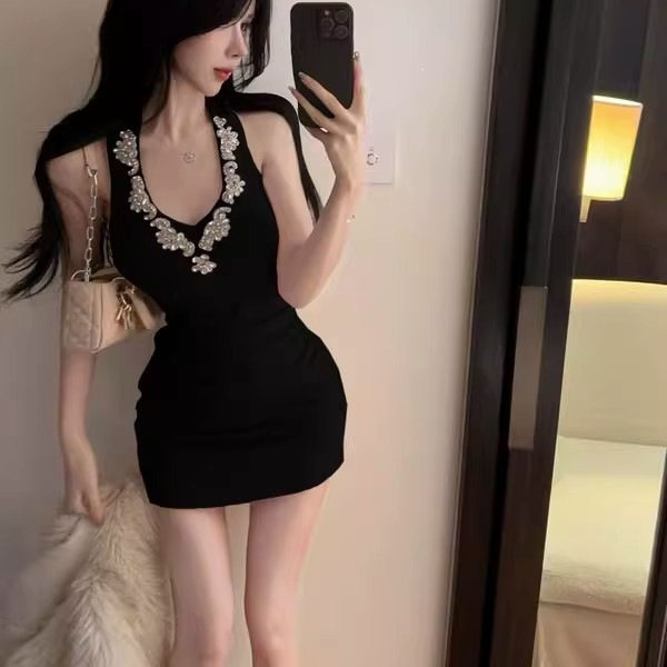 网红黑色纯欲风辣妹名媛显瘦气质挂脖一字肩镶钻v领小礼服连衣裙