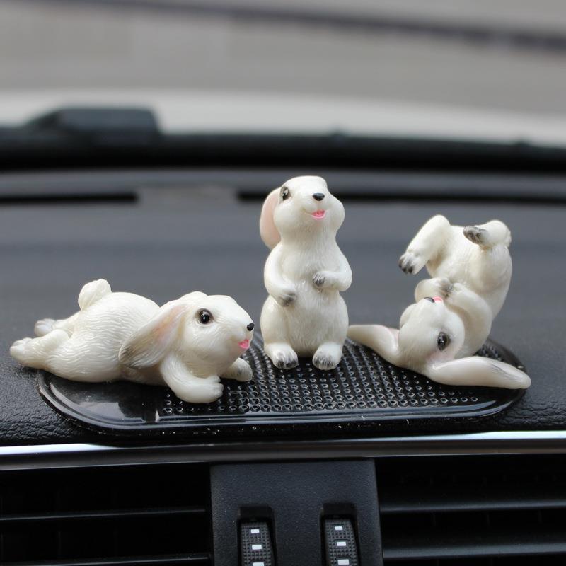 逸樽汽车用品摆件创意可爱小兔子树脂工艺品蛋糕装饰萌兔场景配件