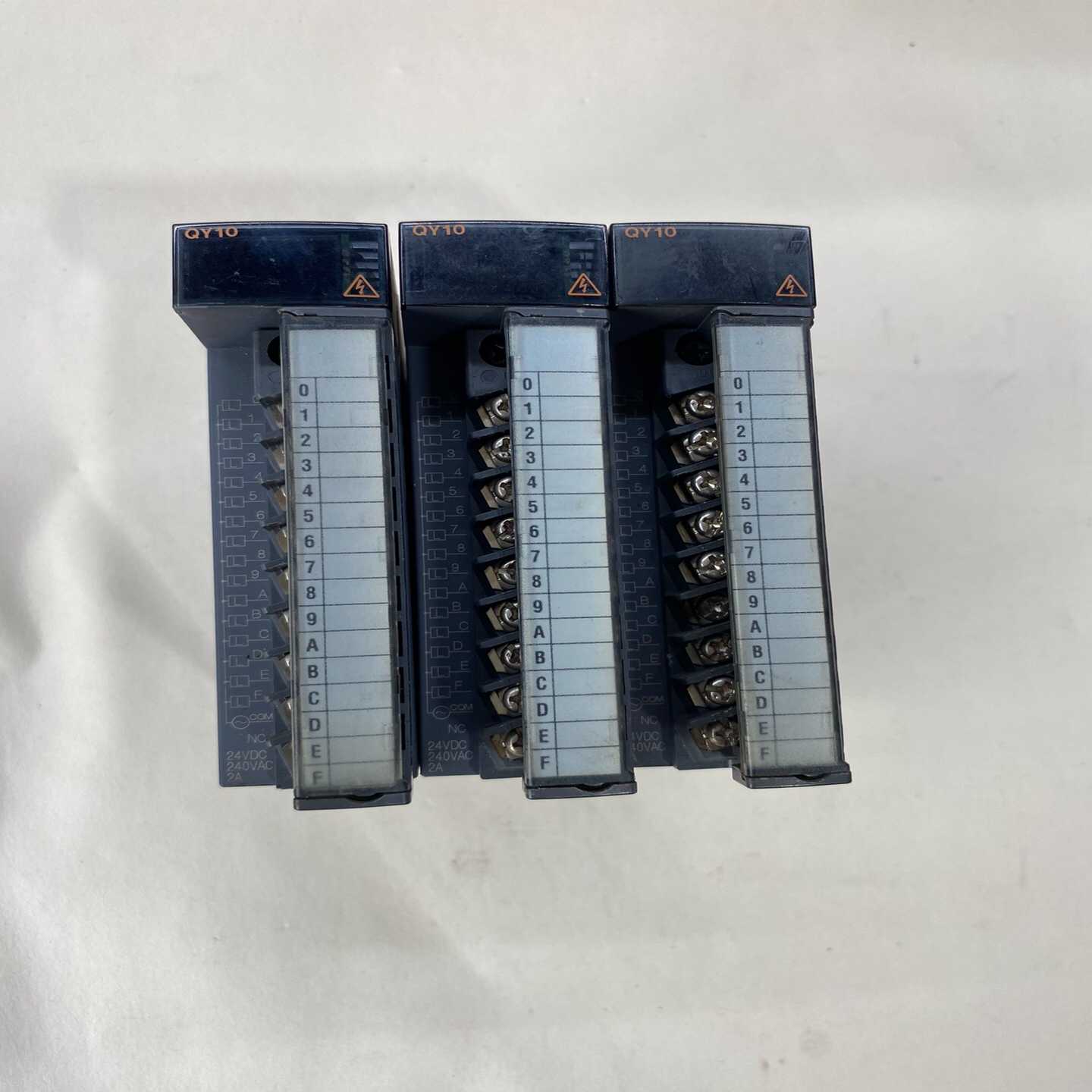 三菱Q系列可编程控制器模块，型号QY10，实物图拍摄，成色如--议
