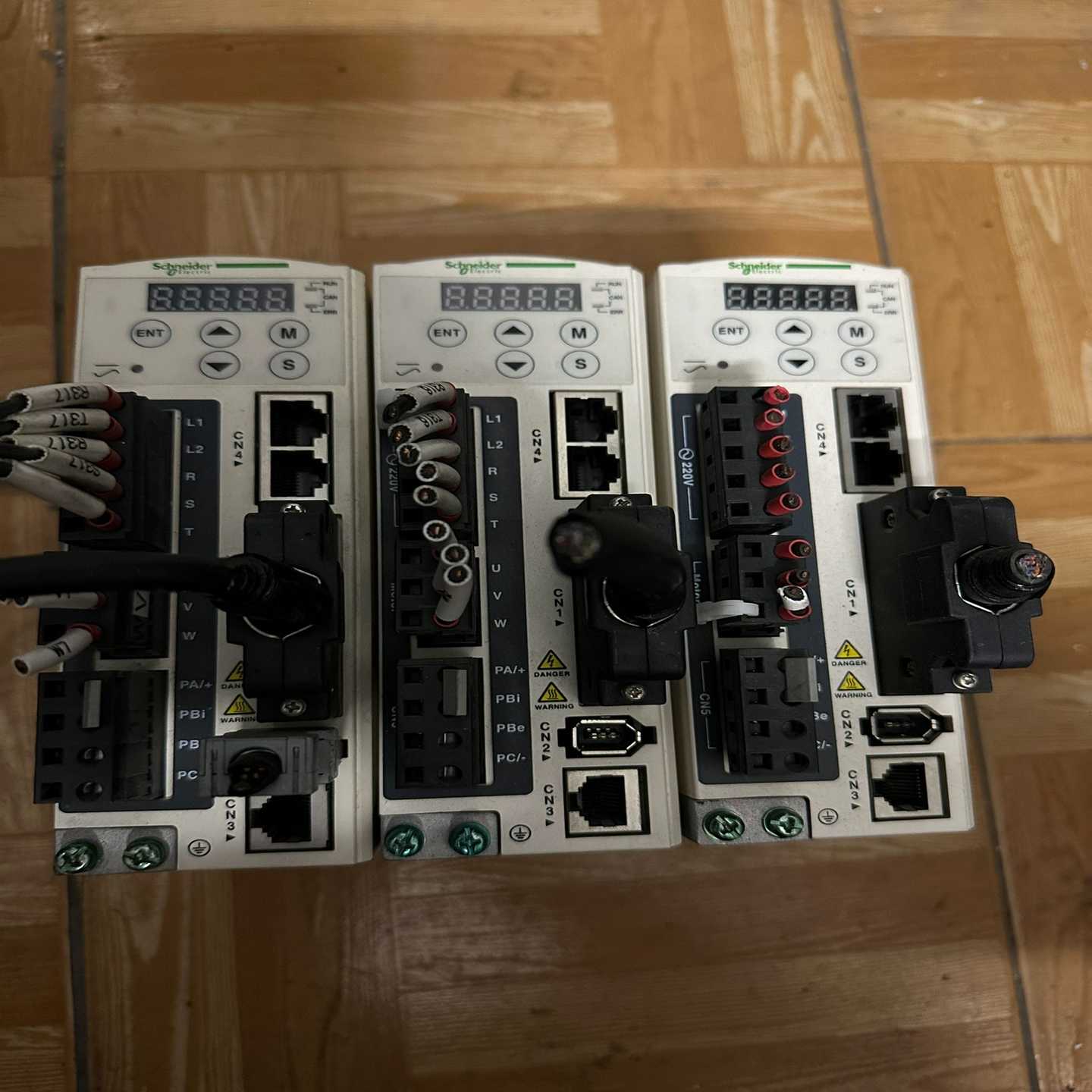 询价~施耐德伺服驱动器400W 实图 LXM23AU04M3X 功