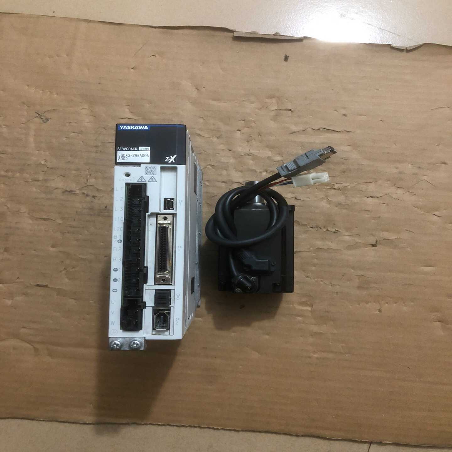 安川伺服，SGDXS-2R8A00A8002加SGMXJ-0询价