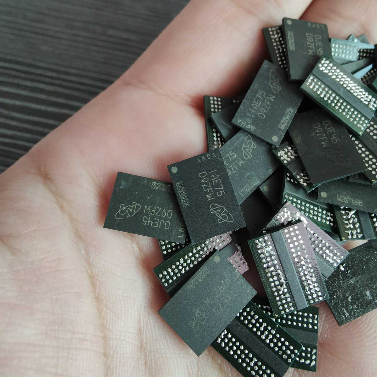 【议价】D9ZFW16G内存DDR4单颗2GB颗粒MT40A1G1适用