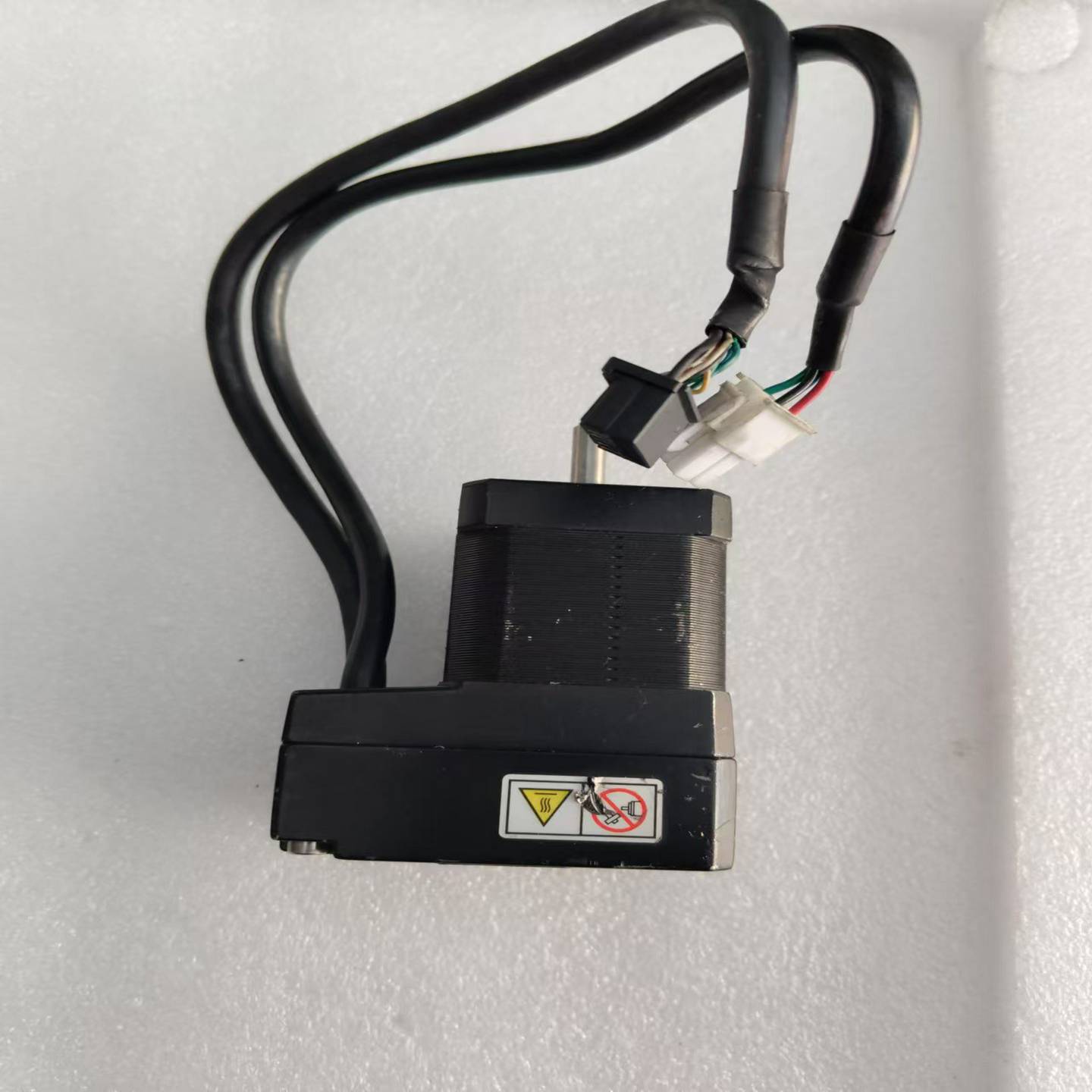 咨询-MOONS鸣志42闭环步进电机，型号AM17RS3DMA，电