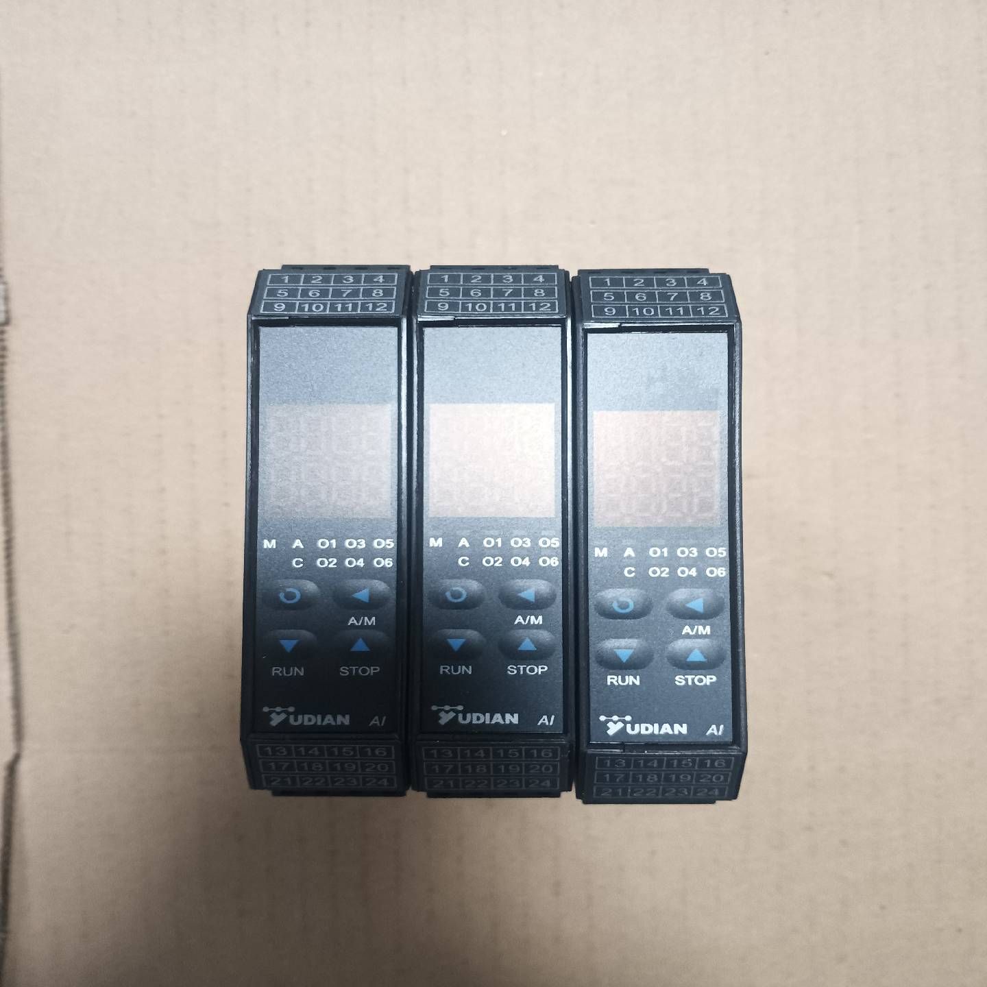 宇电温控模块AI-859D71X3L0S-24VDC实物图