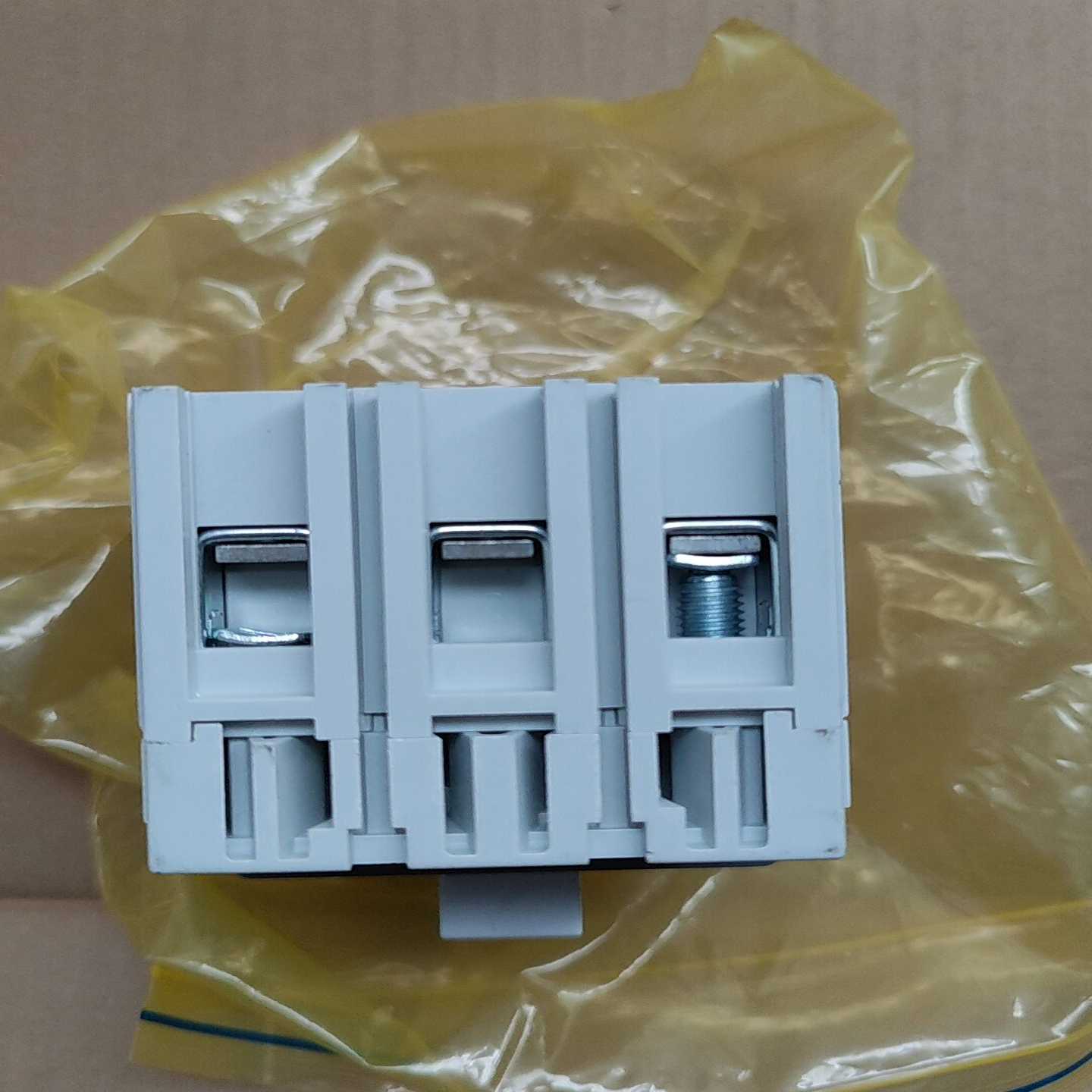 议价ABB三相空气开关T1C1606i3A维修/现货