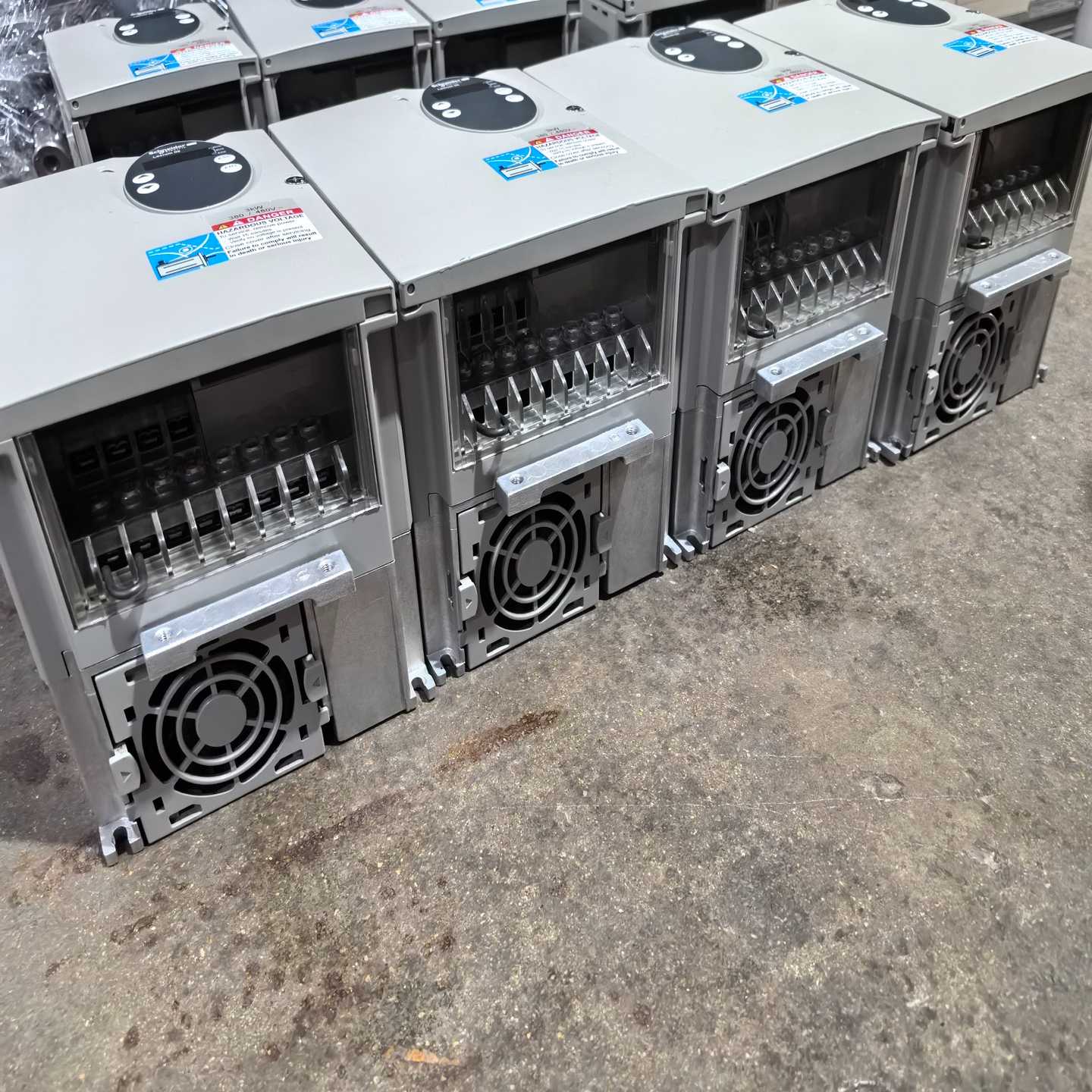 议价M施耐德驱动器LXM05AD34N4，3kW，LXM05AD1现货/维修