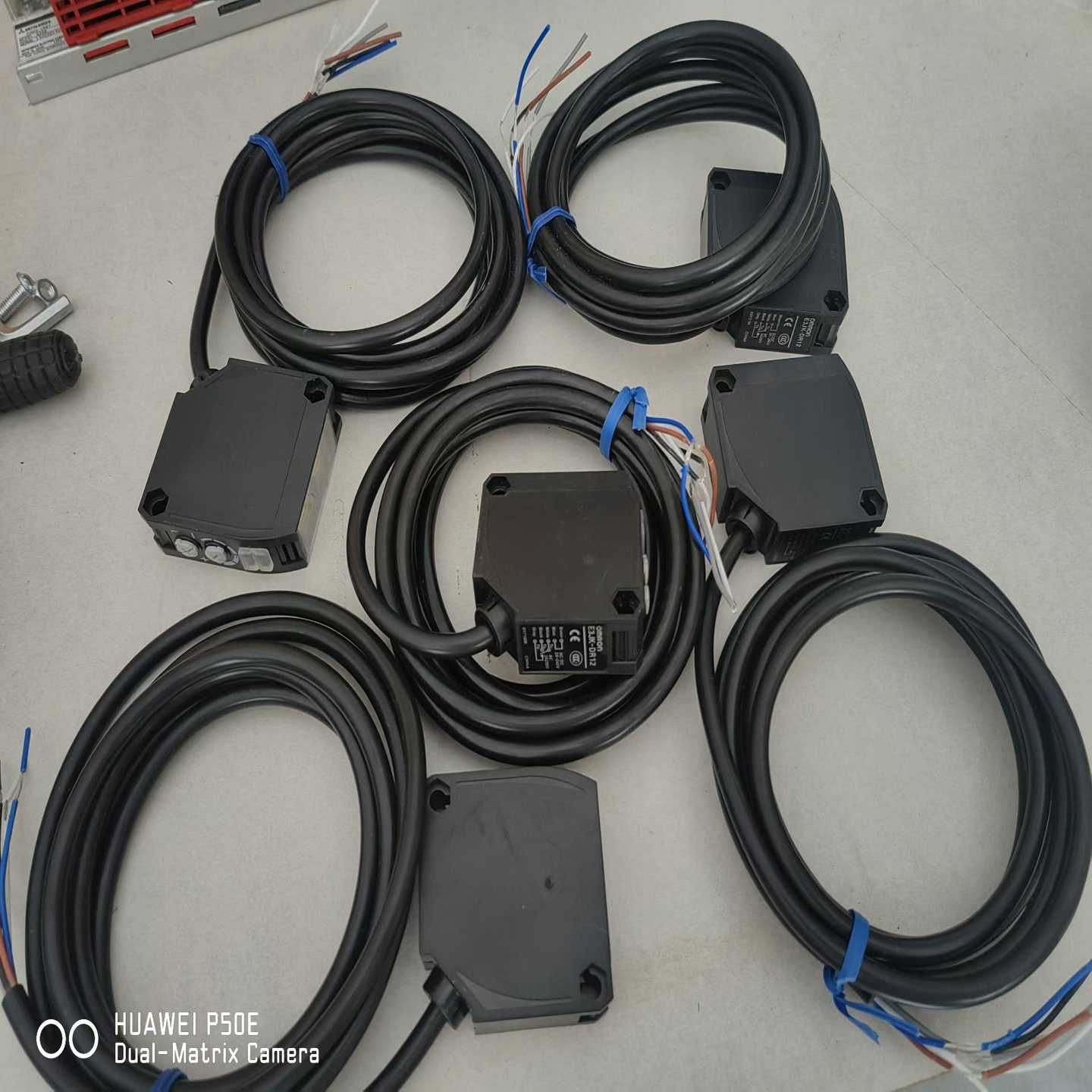 E3JK-DR12欧姆龙光电传感器全新的安装剩余的，带支架，