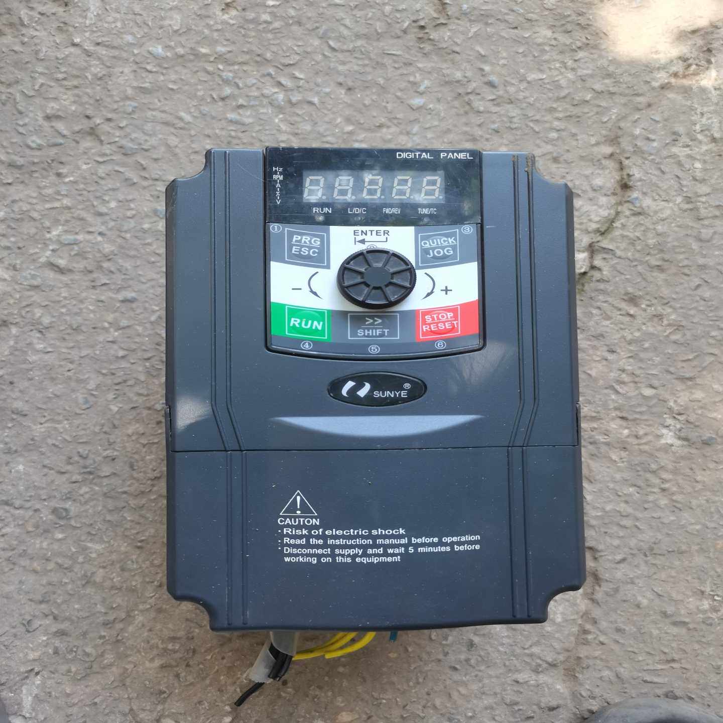 日业1.5KW变频器CM530-A04T1R5G二手一议价商品