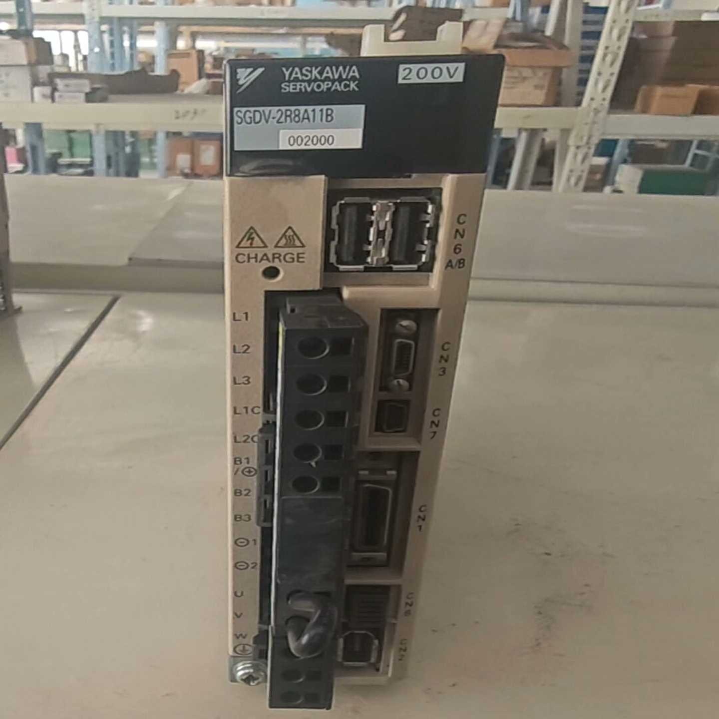 安川驱动器SGDV-2R8A01B002000，成色如图询价