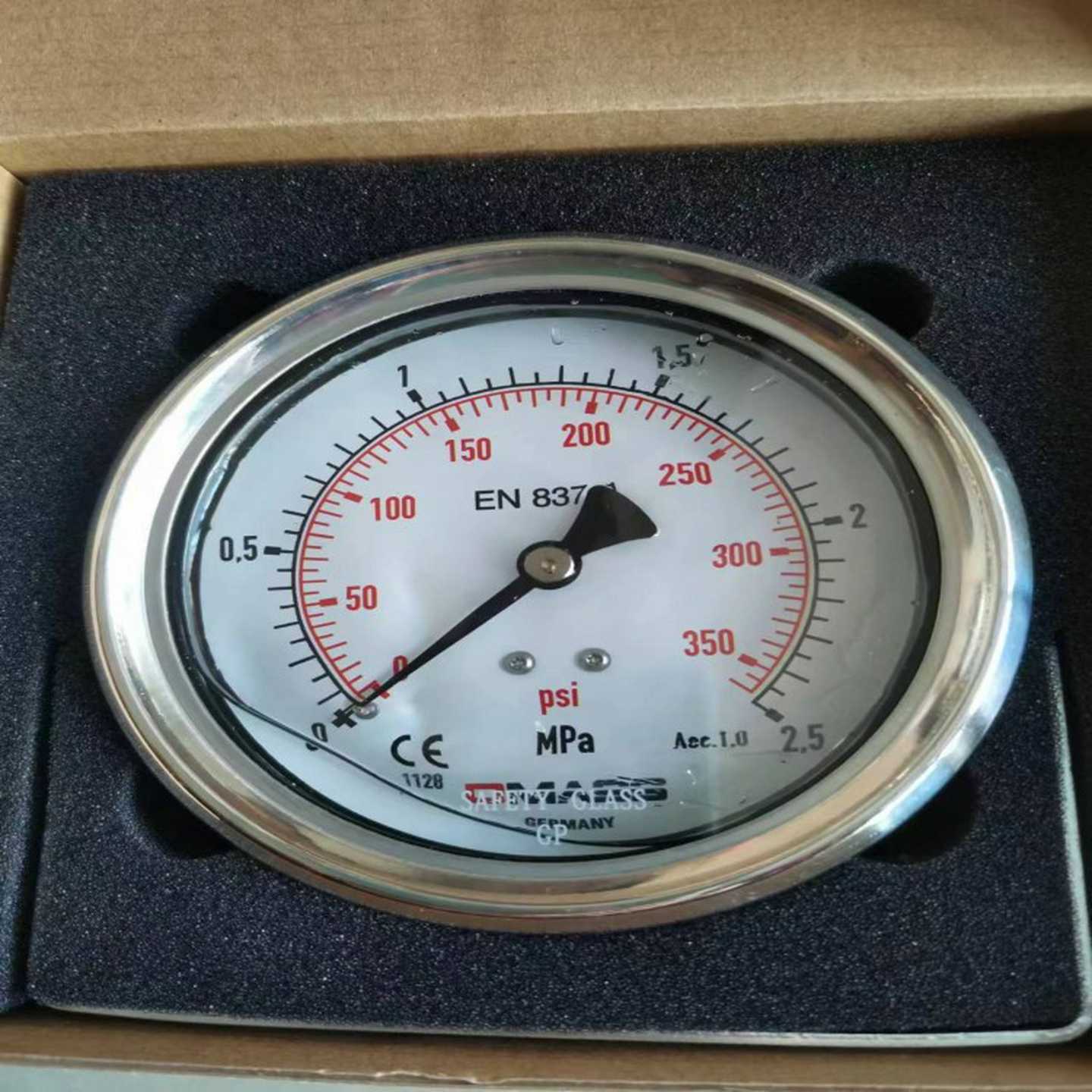 德国DMASS压力表MBB10U-315z-1-Z-Z-Z量程0-315KG/31.5MPA轴向