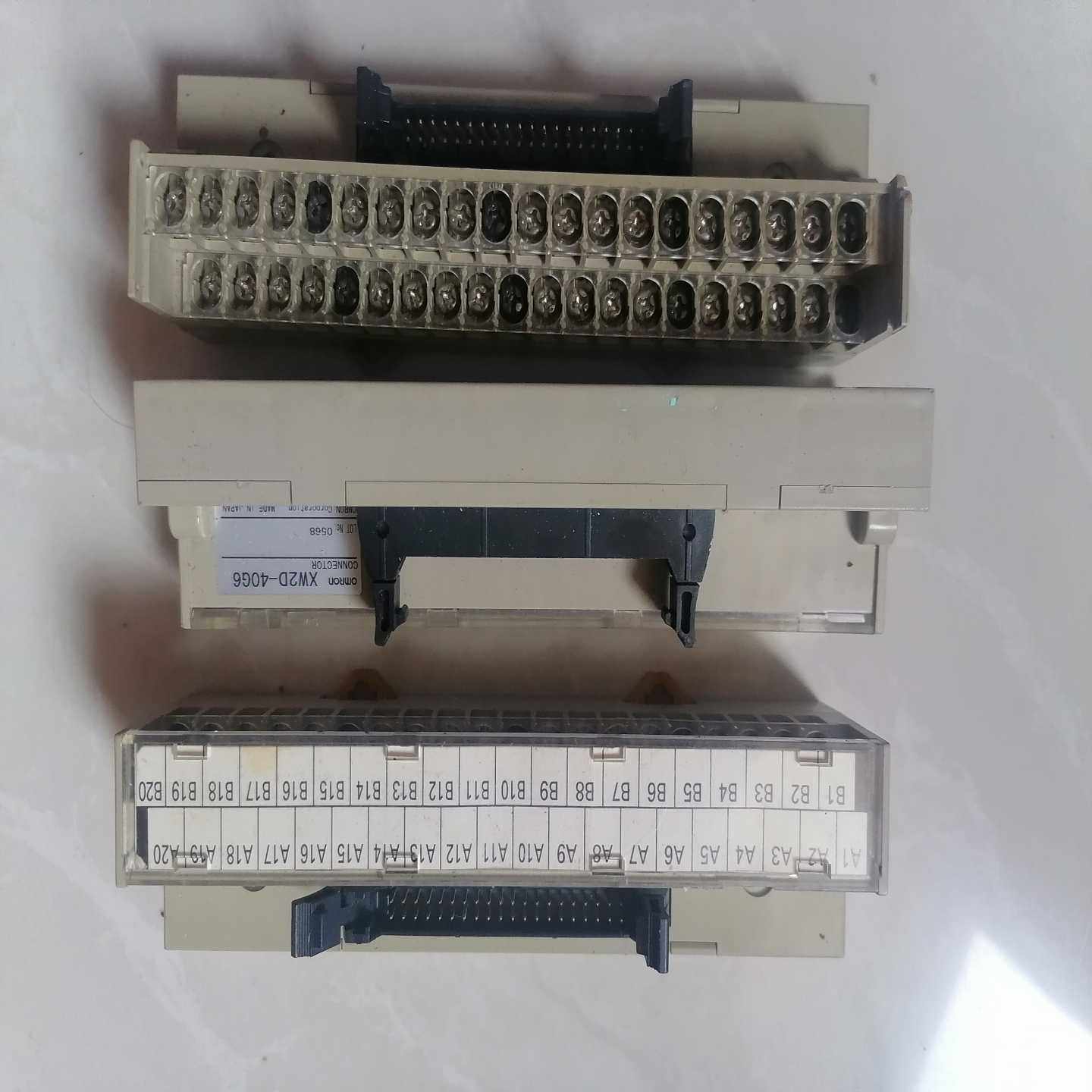 【议价】XW2D-40G6端子台，九成以上新，一台无盖板，三台适用