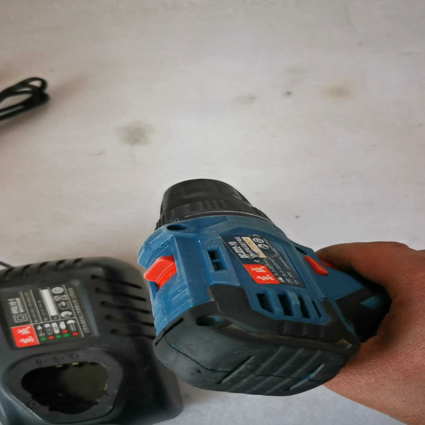 东成DCJZ22-10充电手电钻，保原装正品，正常使用，运转--议价商