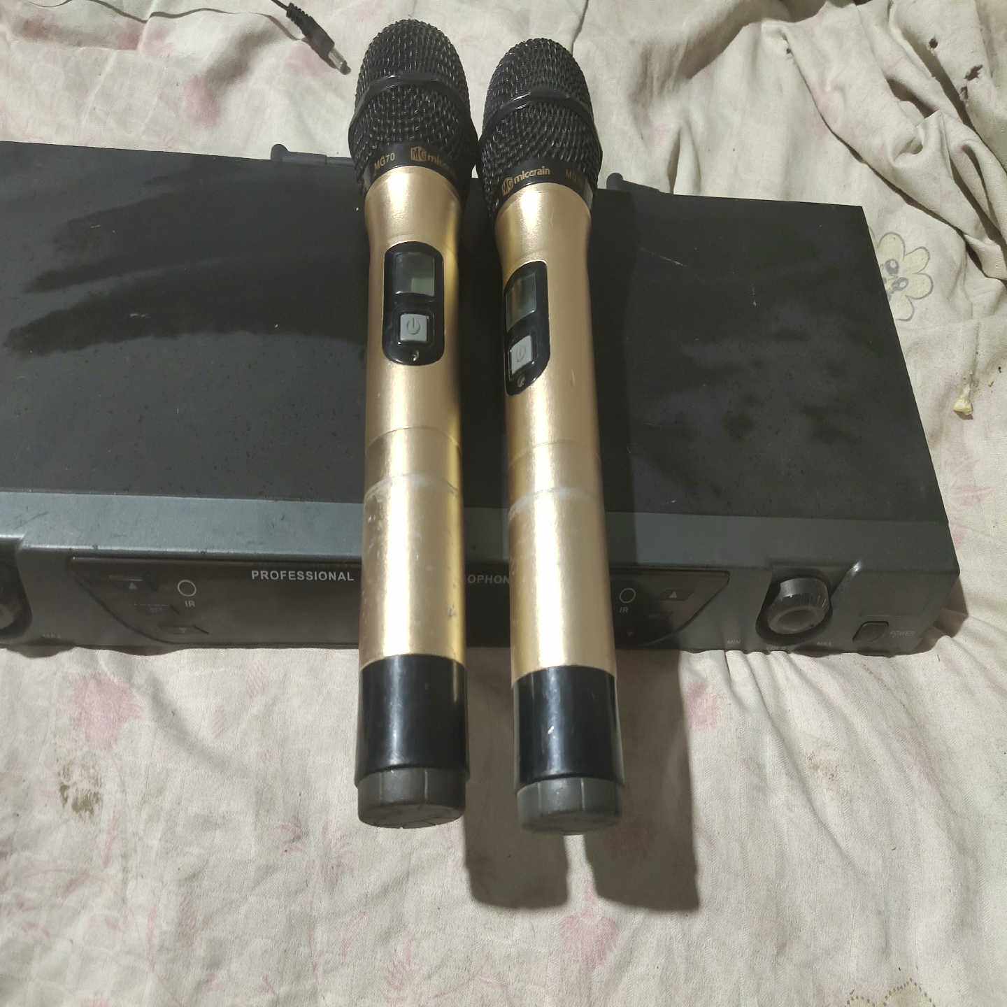 U段无线话筒，全好，正常使用，180元一套包邮，有电源，频率~