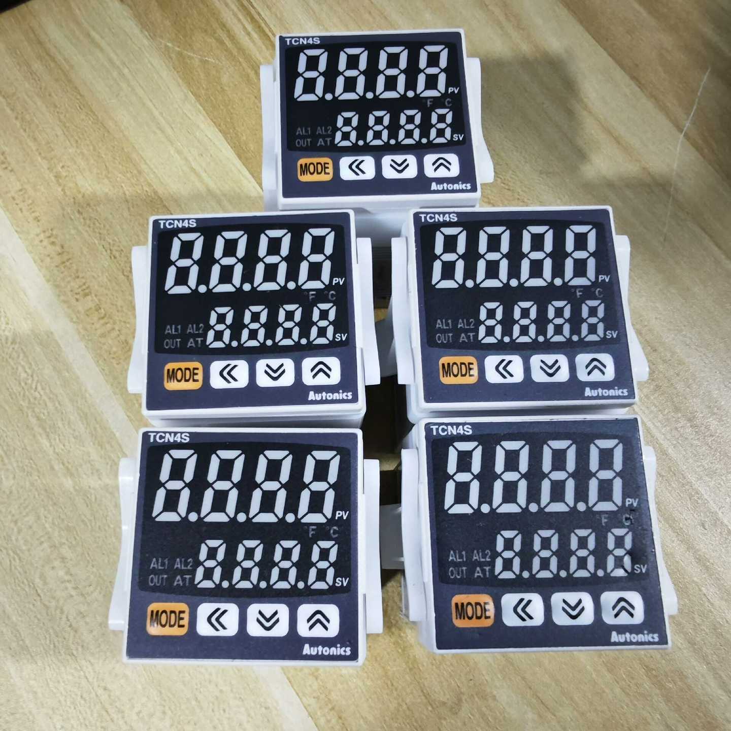 议价奥托尼克斯TCN4S-22R温度控制器，工程剩余全新无包装现