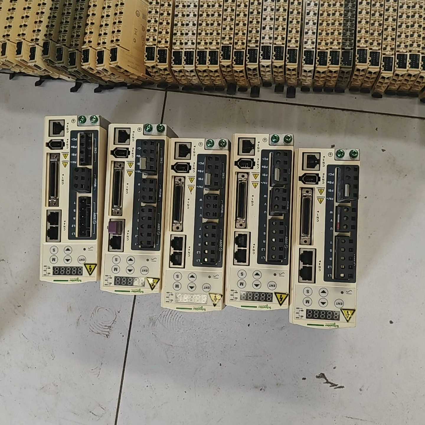 施耐德驱动器 LXM23AU04M3X  400W的有14台--议价商品