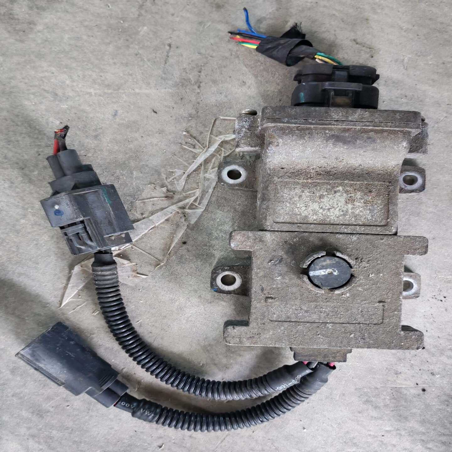 北汽EU7真空泵控制器，原装拆车件，功能完好。外观有轻微使用--