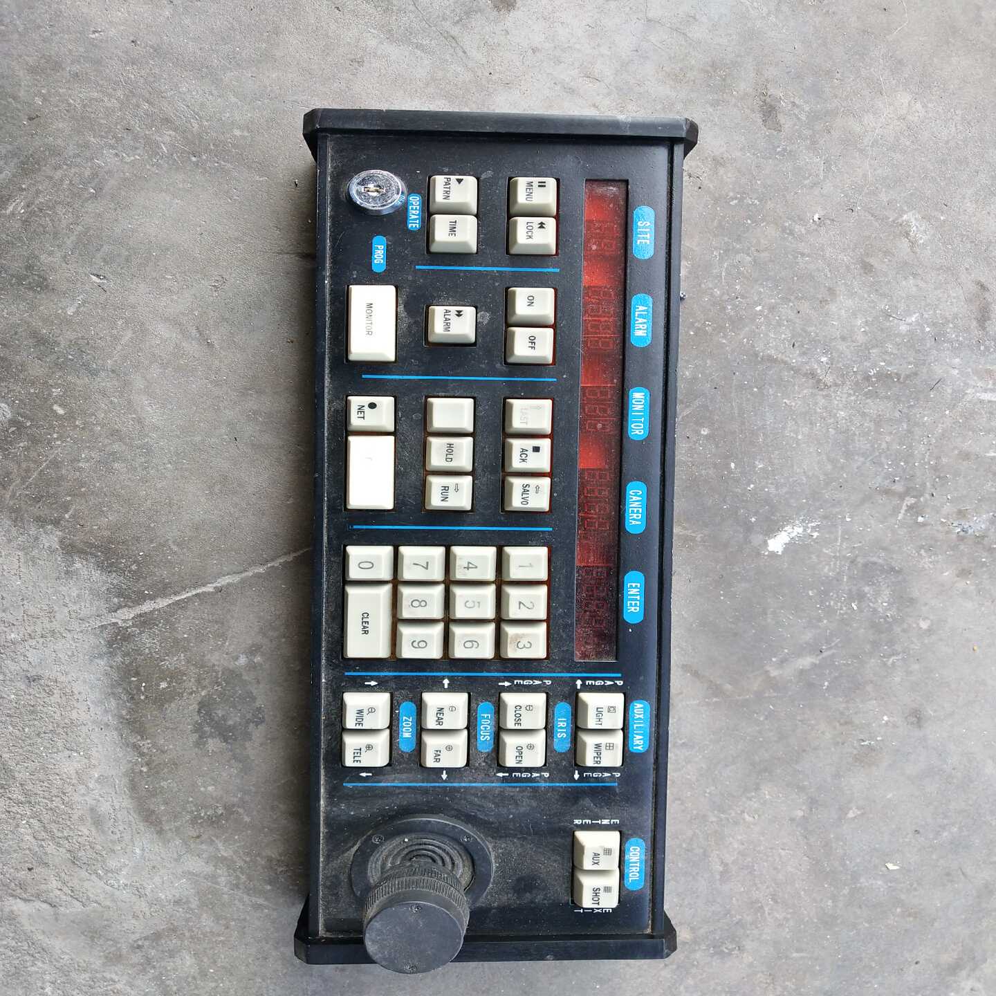 询价~控制键盘,正常使用的机器上面拆下来的。旁边的锁孔里面