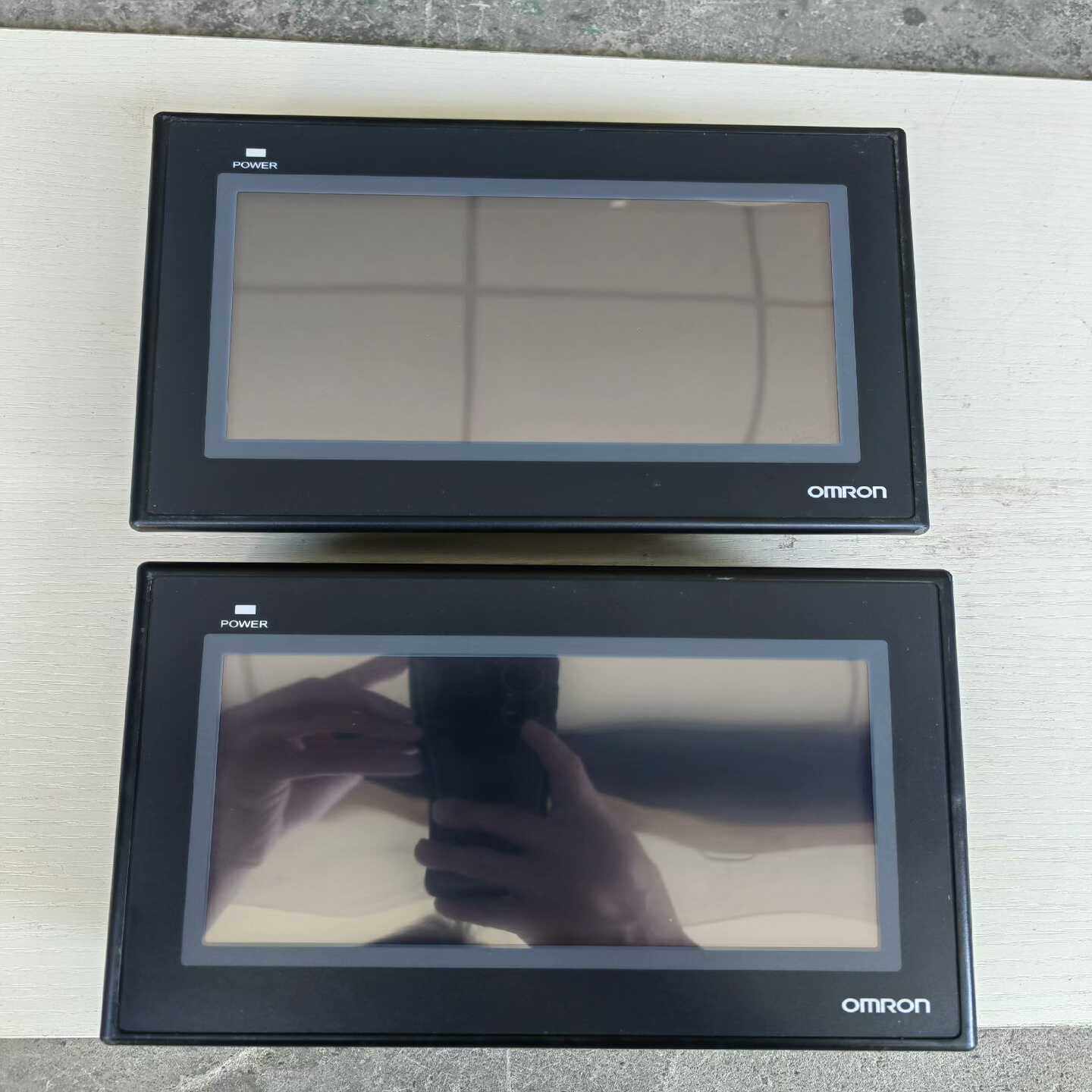 议价欧姆龙触摸屏，NB7W-TW00B，共计2个，如图所示，实物