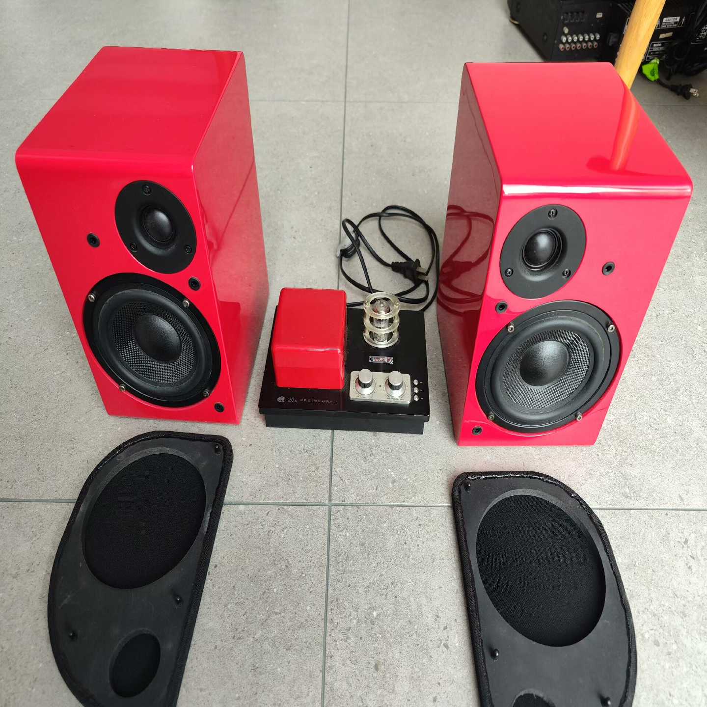 钢琴漆桌面音箱前胆后石小功放，音箱高音采用丹麦进口钕磁丝膜--