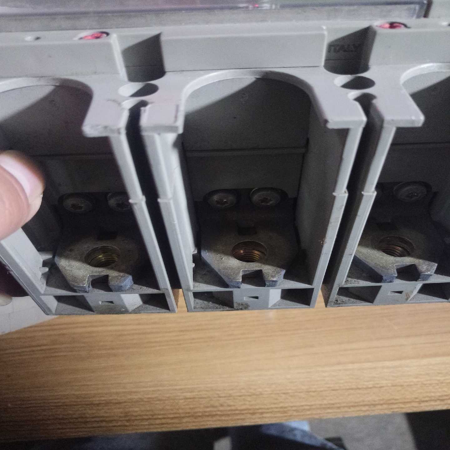 议价拆机正品施耐德断路器(1台)