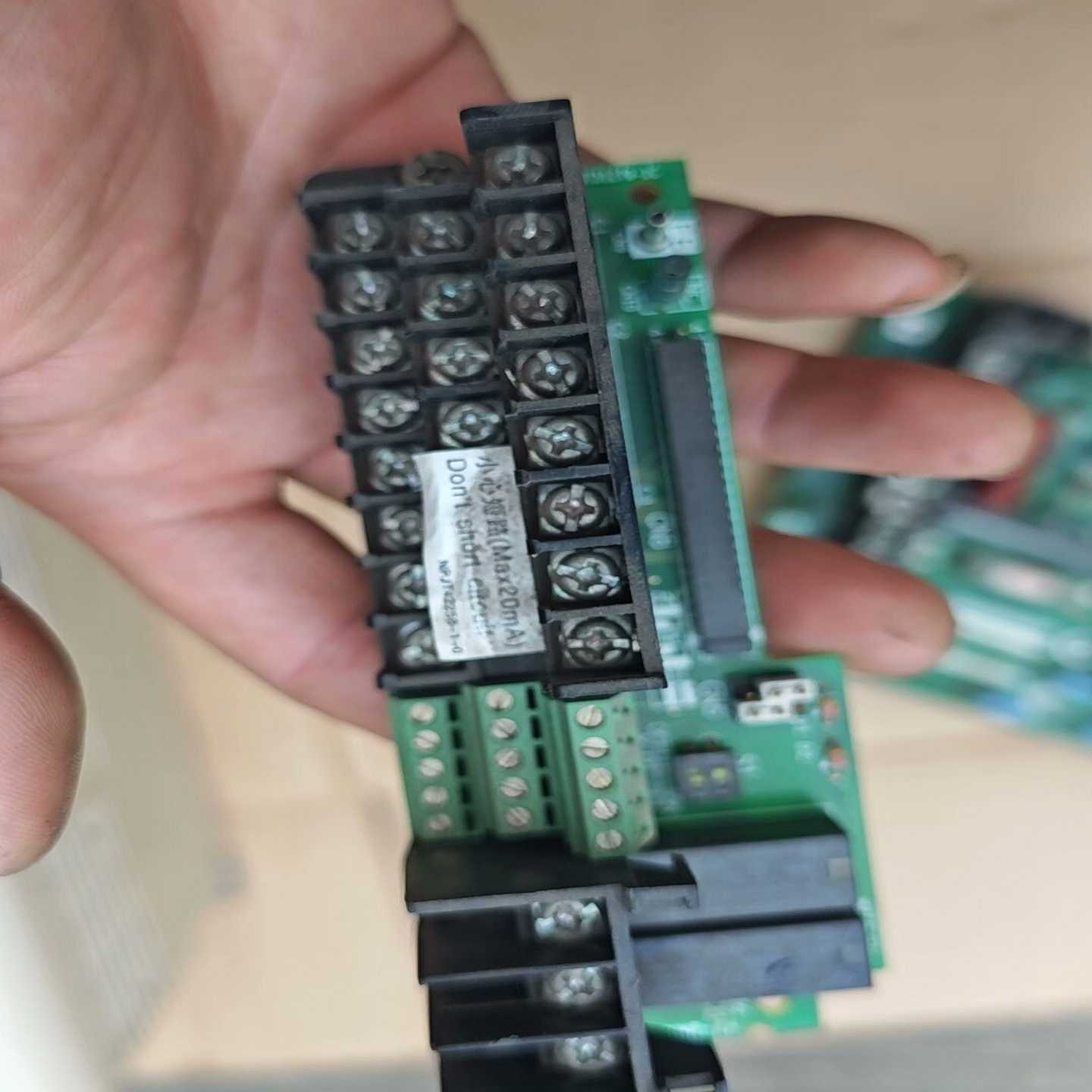 咨询-安川变频器F7控制板接线端子ETC618111实物拍