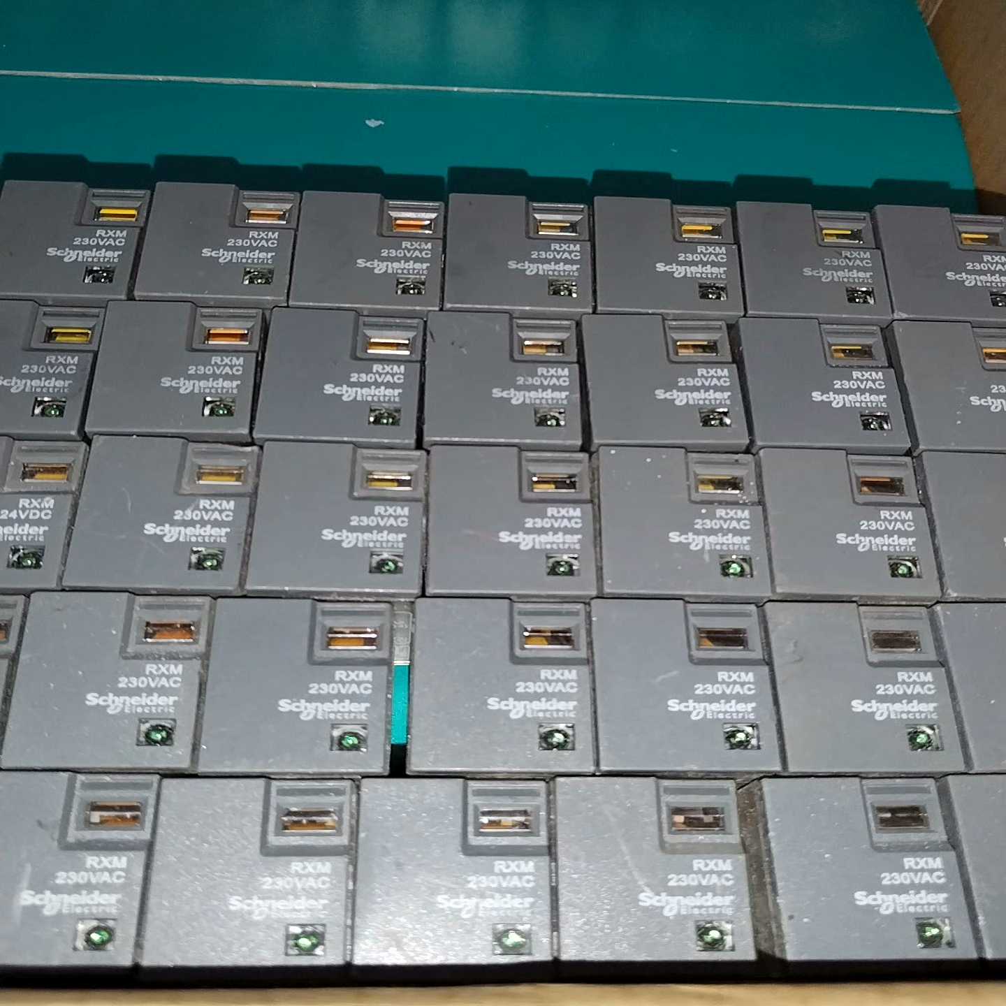 施耐德间继电器24VDC，230VAC，10个起售，功能包好