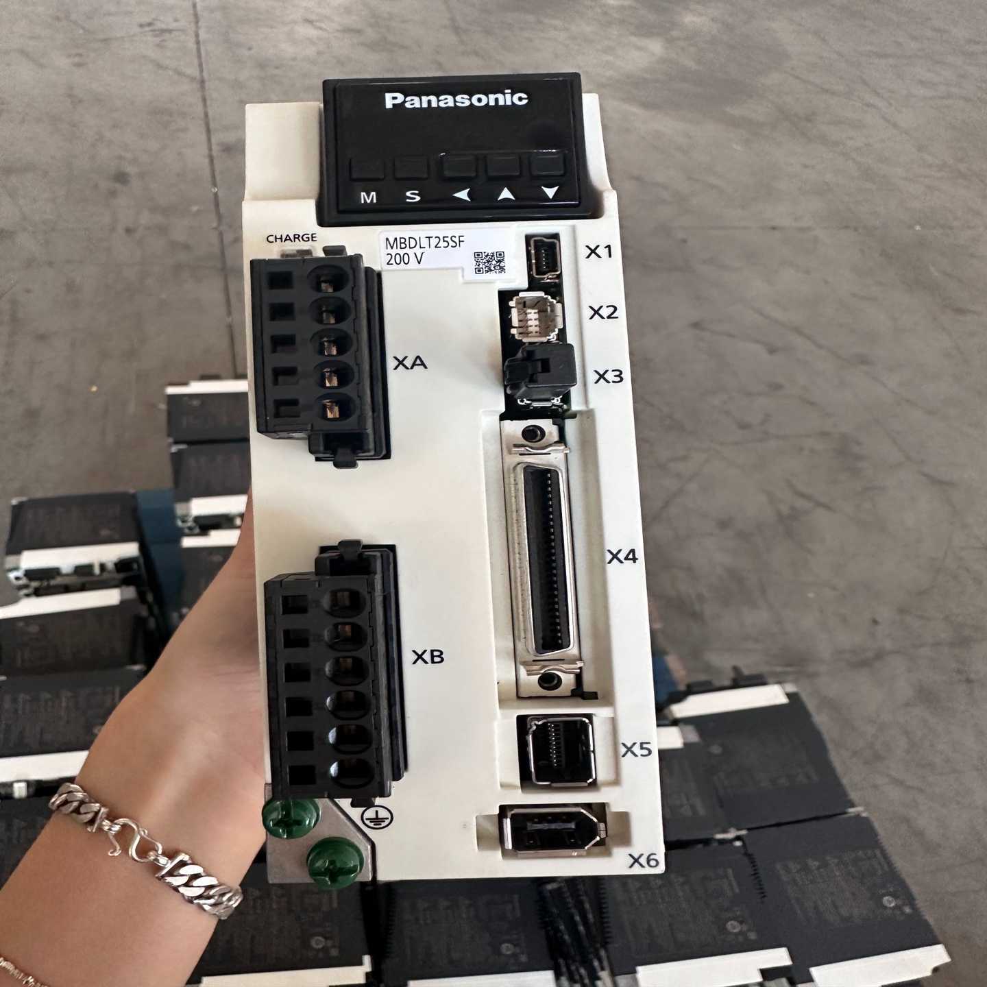 松下伺服驱动器MBDLT25SF，400W功率，200-24--议价商品