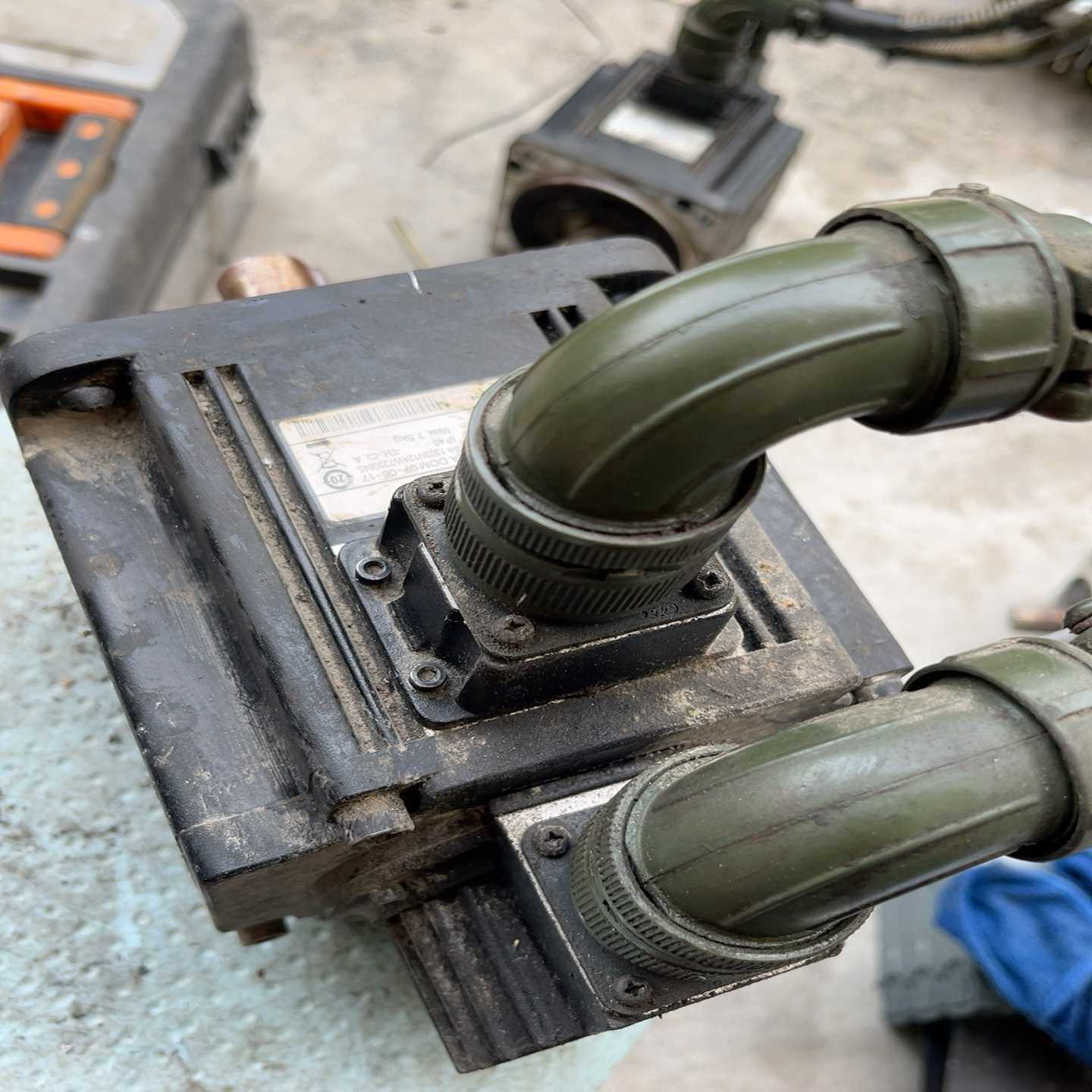 拆机施耐德伺服电机BCH1303N12A1C--议价商品