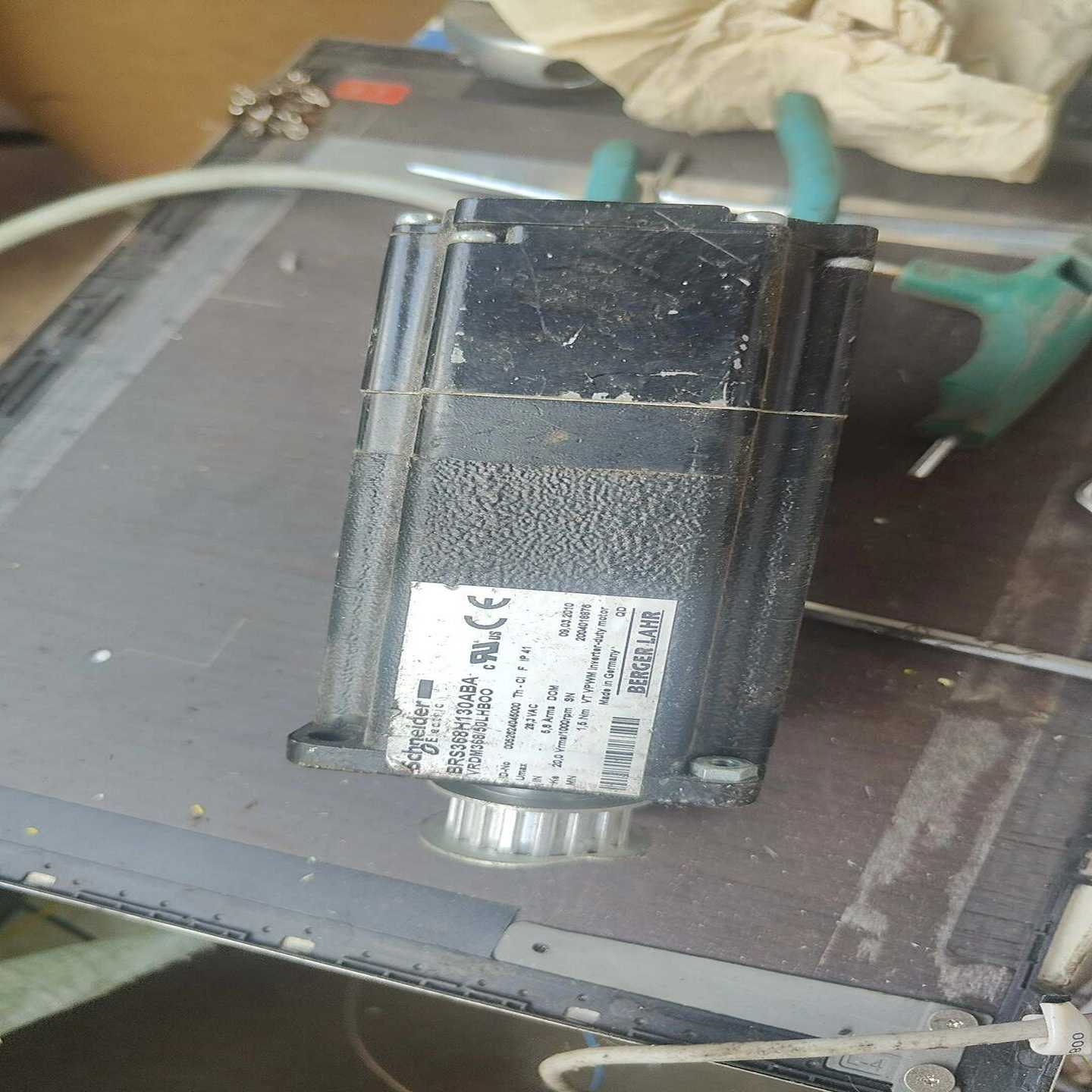 拆机施耐德伺服电机BRS368H130ABA实物拍摄具体看图--议价商品