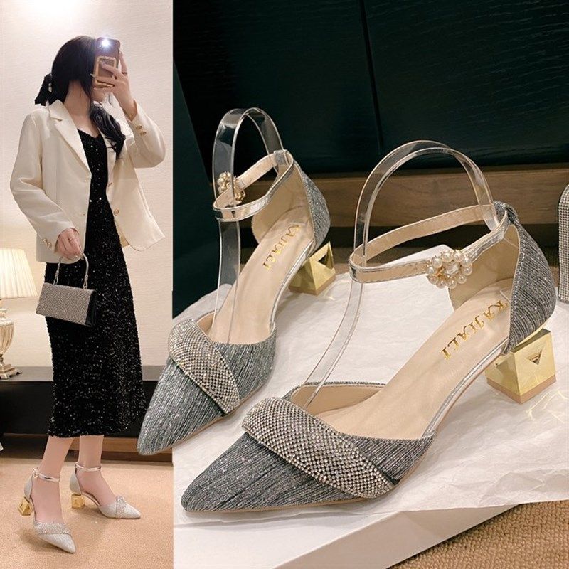 水钻粗跟包头凉鞋女夏2024年新款一字扣带气质高跟鞋尖头中空单鞋