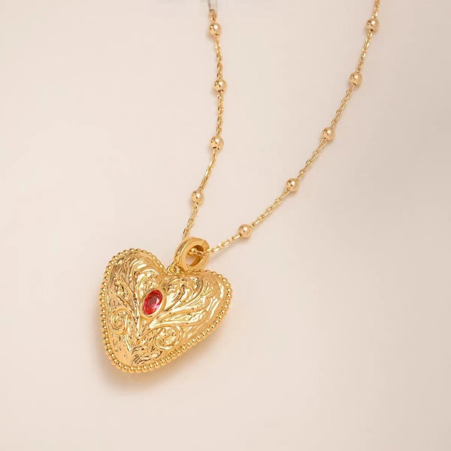 小众设计感金银双色爱心吊坠项链女小众雕花红宝石高级感锁骨链