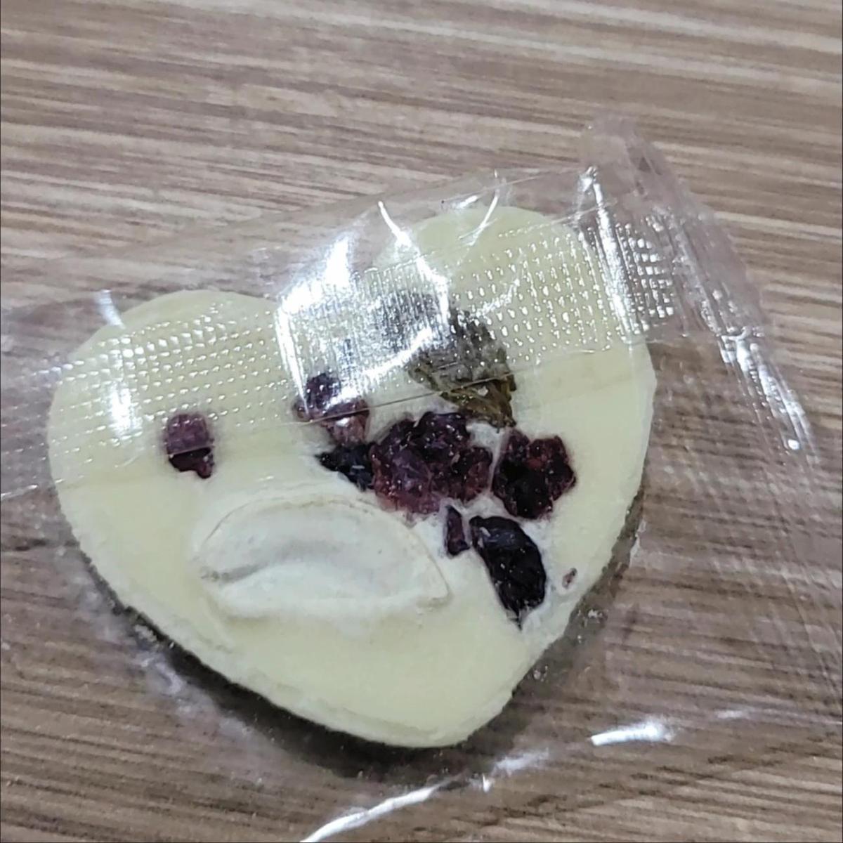 坚果炒酸奶片奶香果仁白桃草莓巴旦木心形送礼爱心饼干网红零食