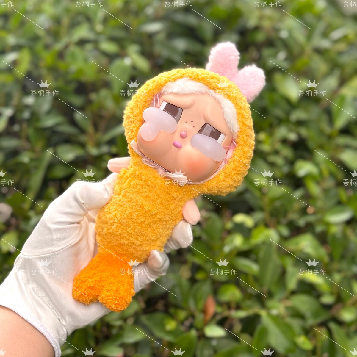 泡泡玛特哭娃CRYBABY眼泪工厂系列搪胶毛绒吊卡娃衣头套帽子套装