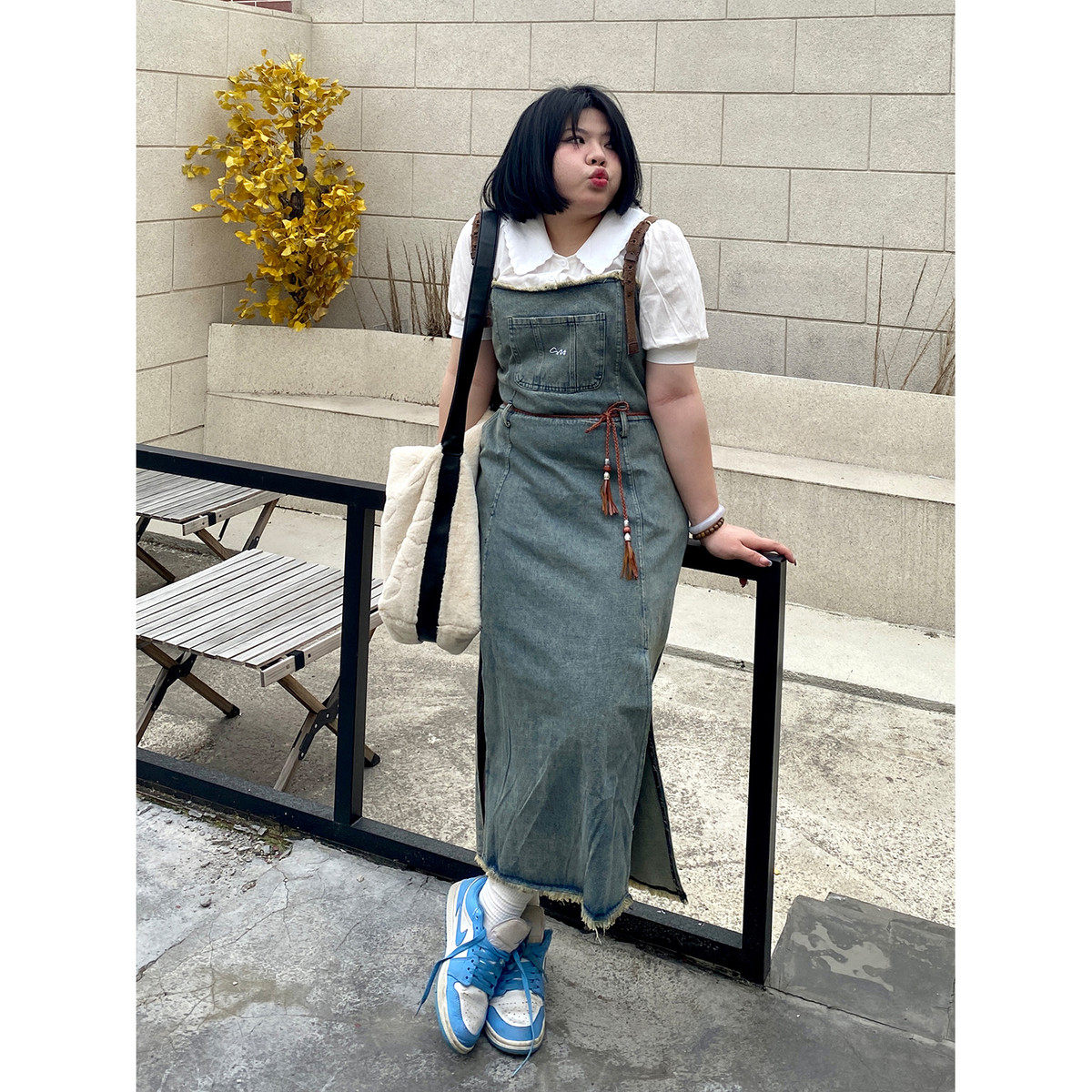 小胖噔 背带牛仔套装大码女夏季微胖宽松显瘦白色衬衫
