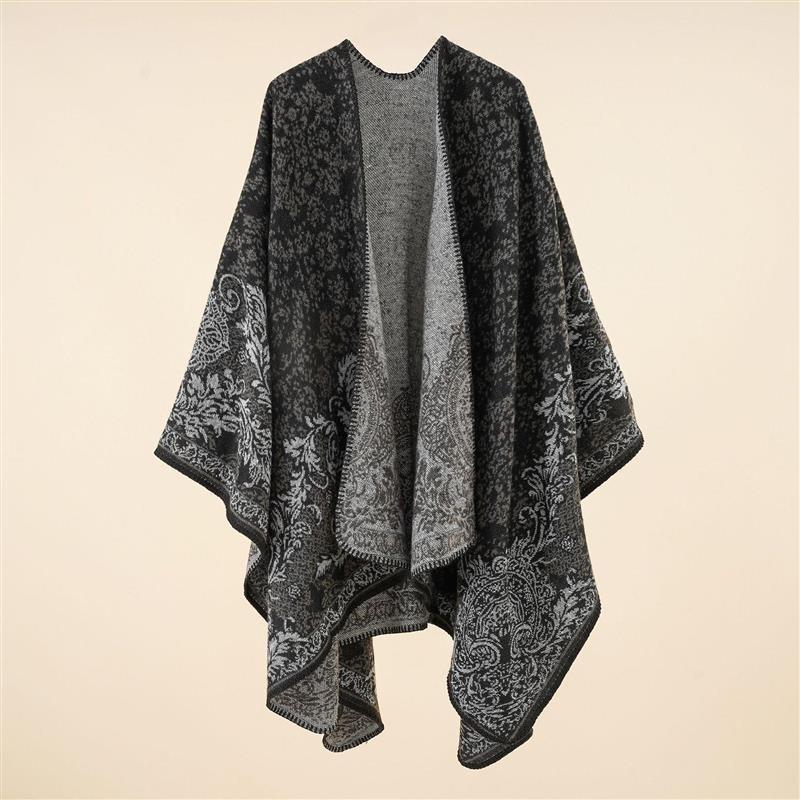 A vacation shawl paired with a Scottish cape披肩