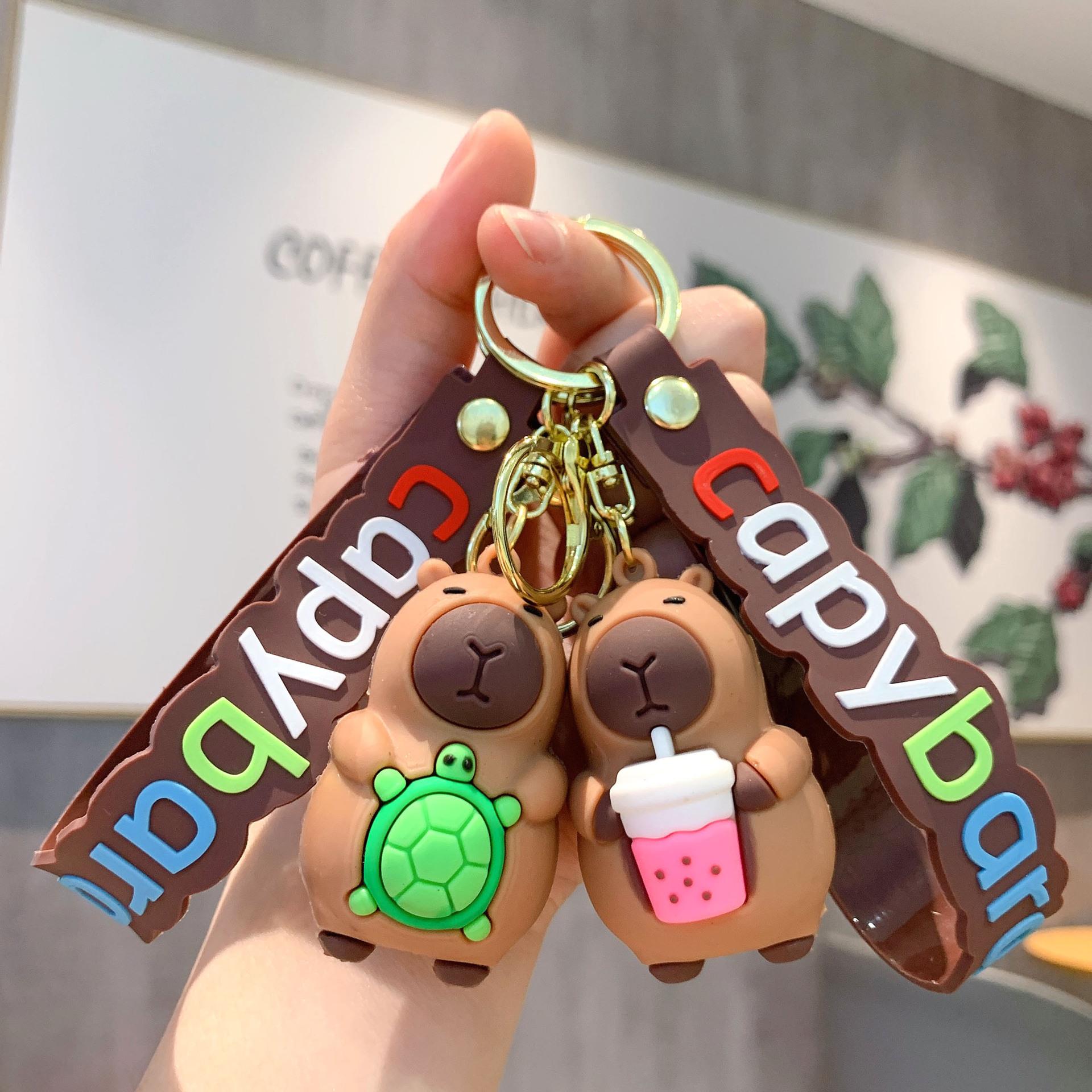 可爱创意卡皮巴拉挂件抱乌龟公仔钥匙扣包包挂饰汽车钥匙链小礼品