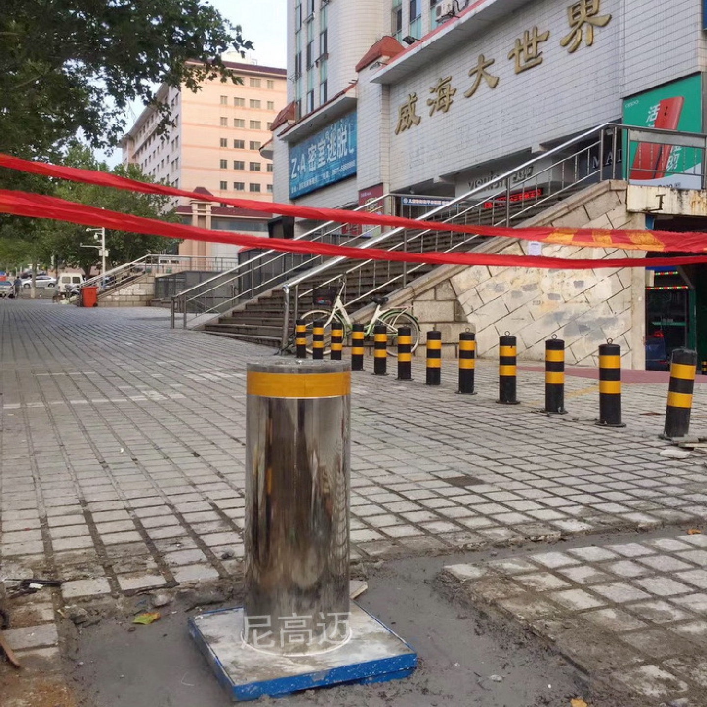不锈钢成品车档LED发光警示护柱山东威海大世界全自动伸缩液压桩