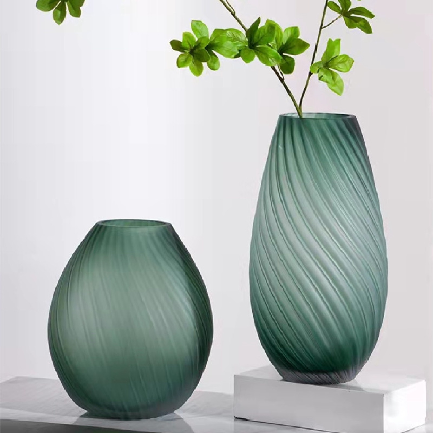 厂家高端螺纹绿磨砂玻璃花瓶客厅摆件插花酒店餐桌大厅摆件花器