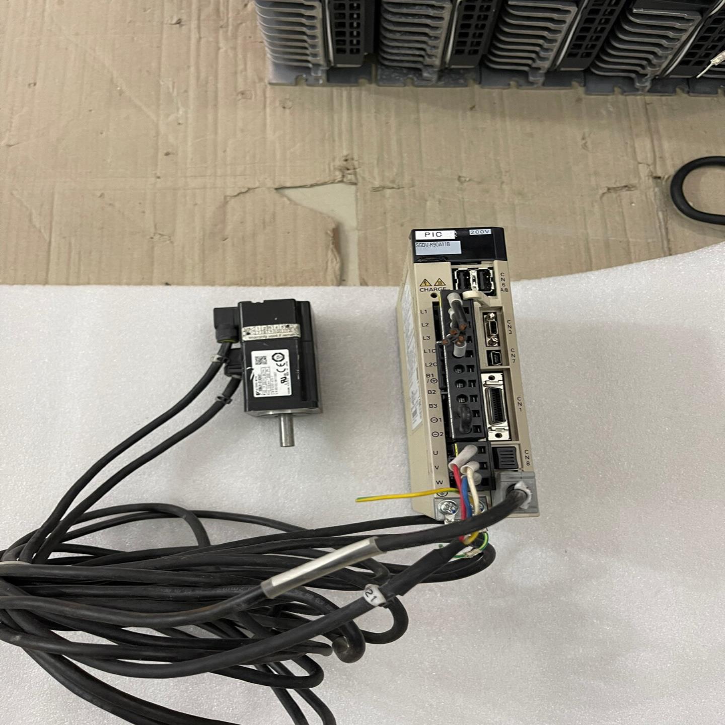 SGDV-R90A11B，SGMJV-01AD61安川伺服驱询价