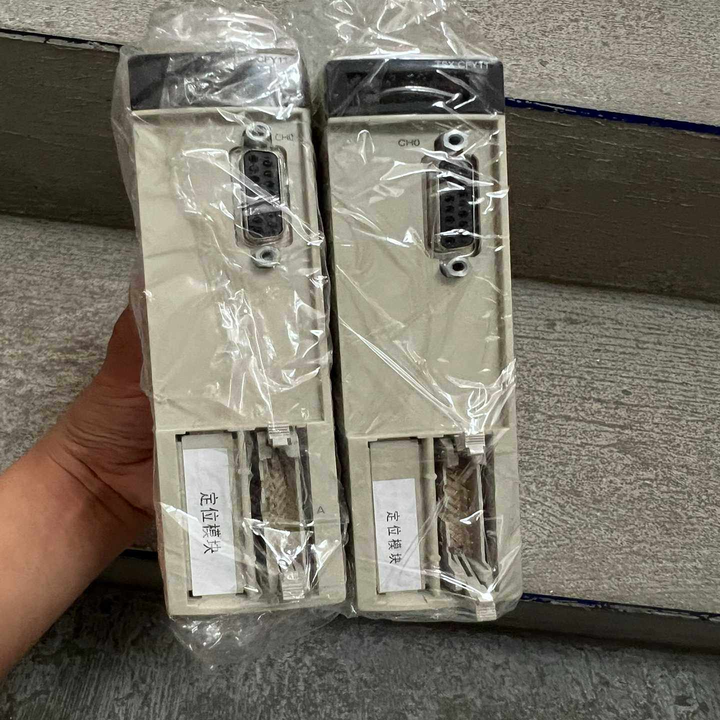 施耐德TSXCFY11。功能正常，成色如图，实物图。有需要的--议价商