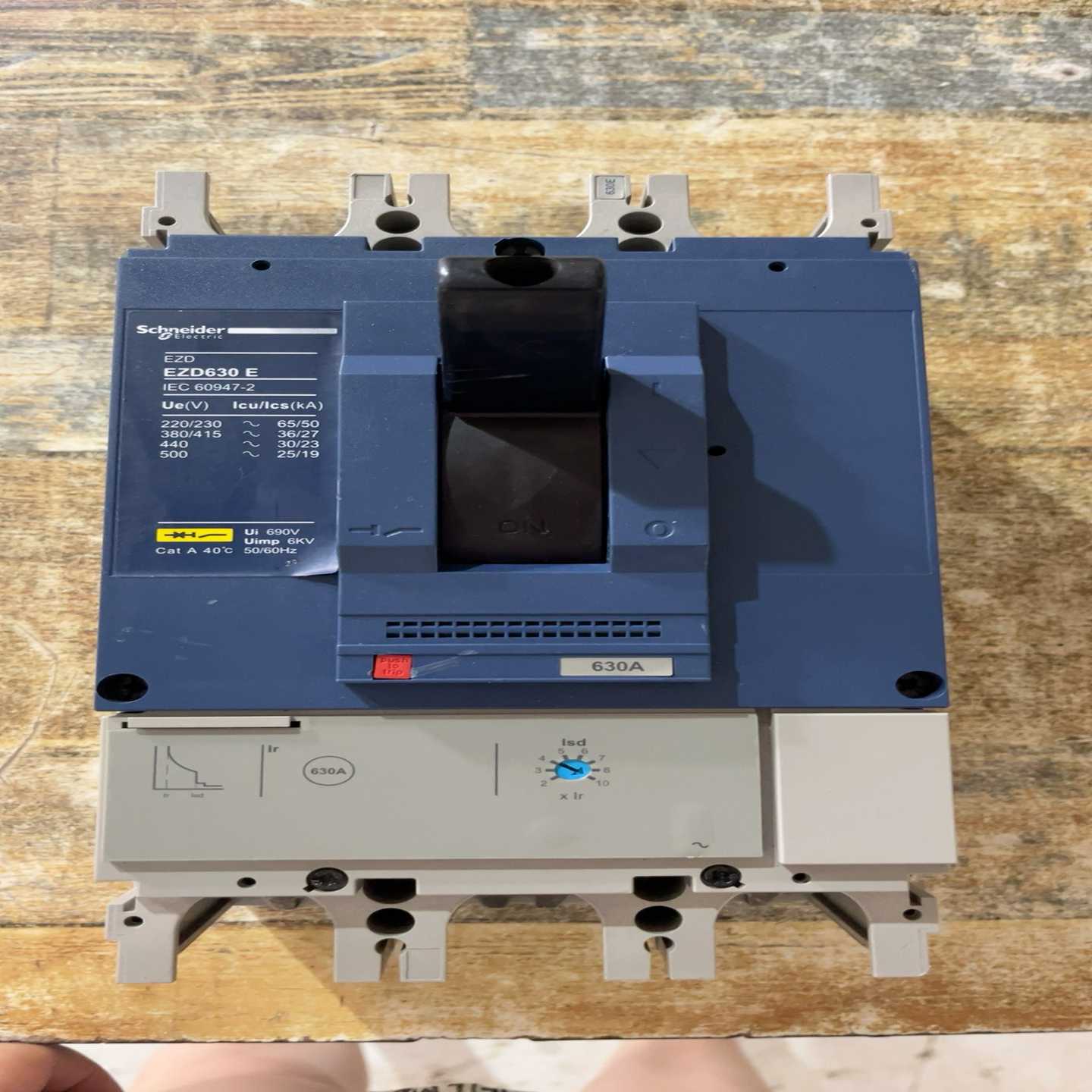 施耐德断路器EZD630E  630A  一台~议价