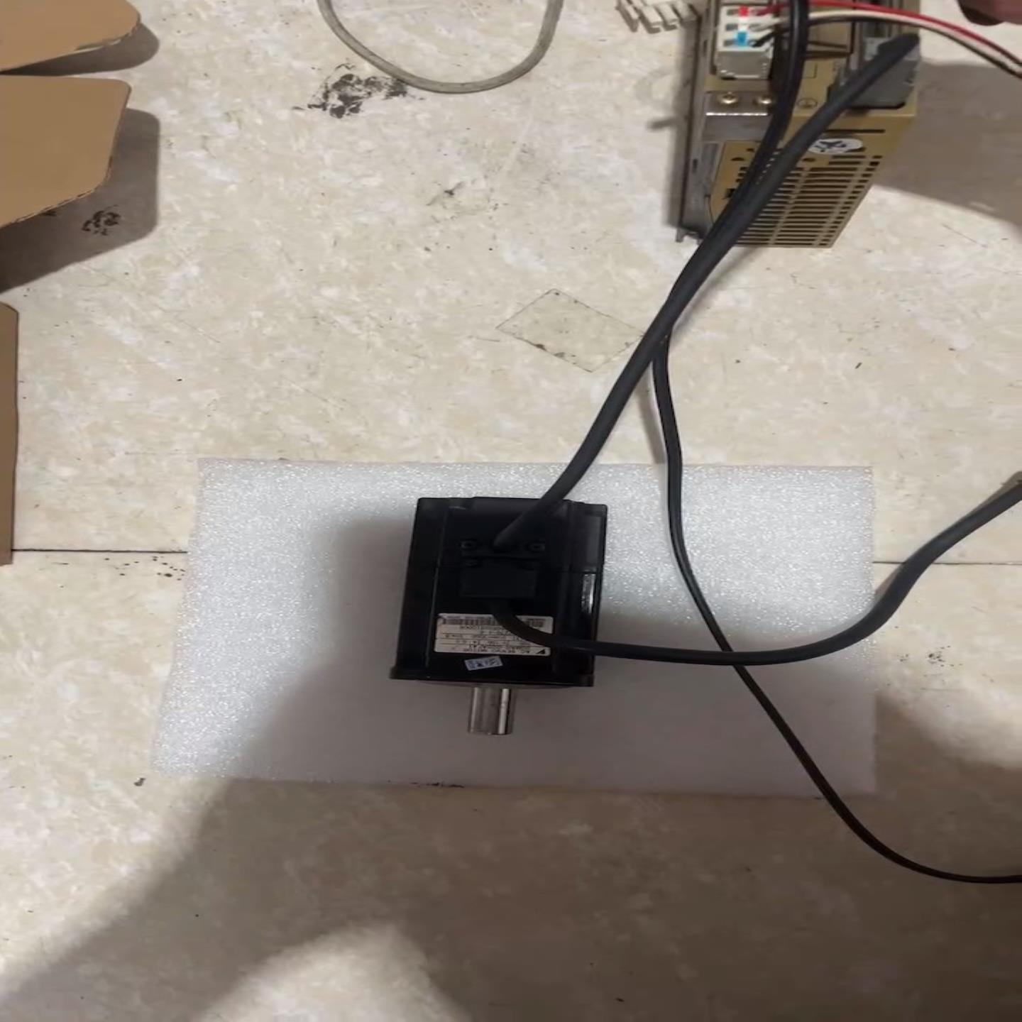 SGMAH-02BAF41安川伺服电机，成色如图质量【白零商行】