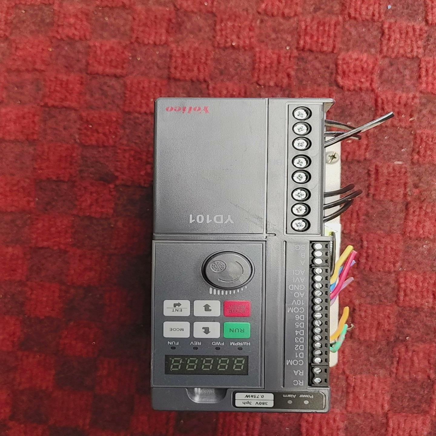 优利康YD101-00P7-T4变频器，成色及祥参如图所（佳毅工控）