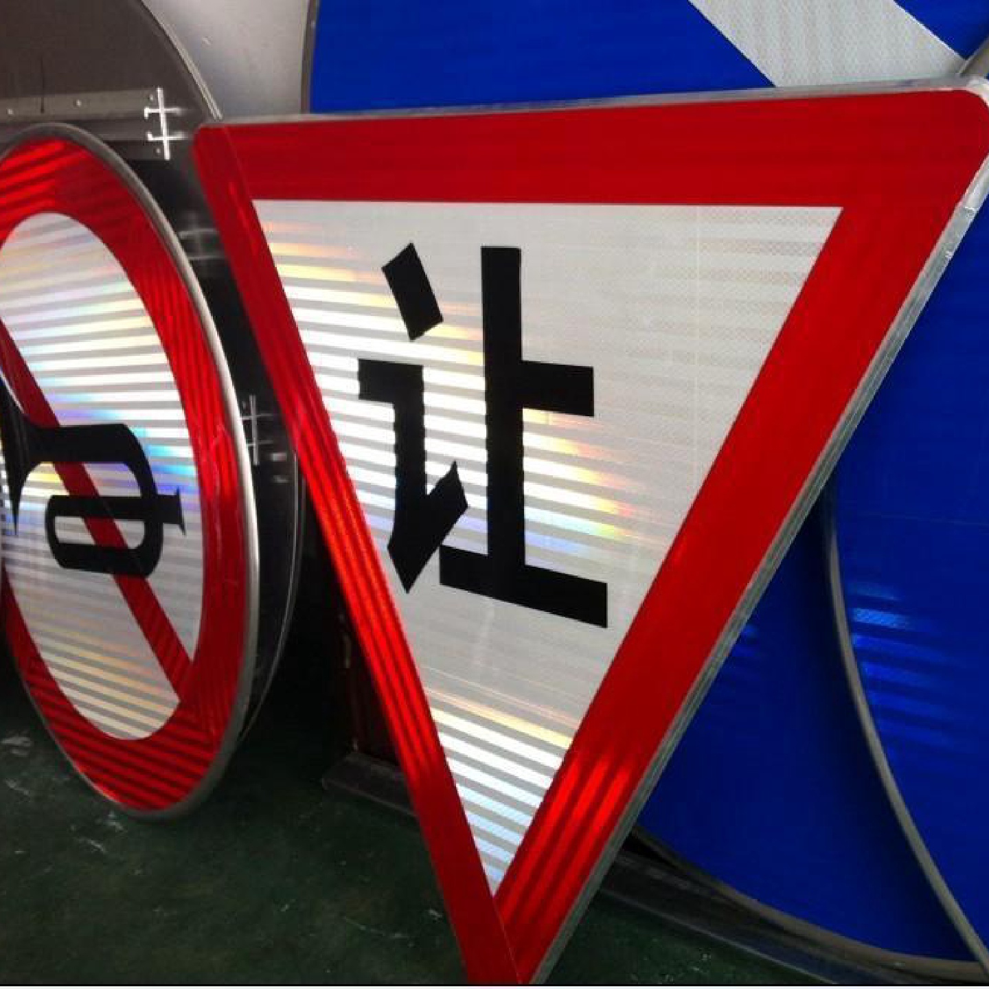 LED主动发光标志牌太阳能方形人行横道标志交通标志牌反光路牌