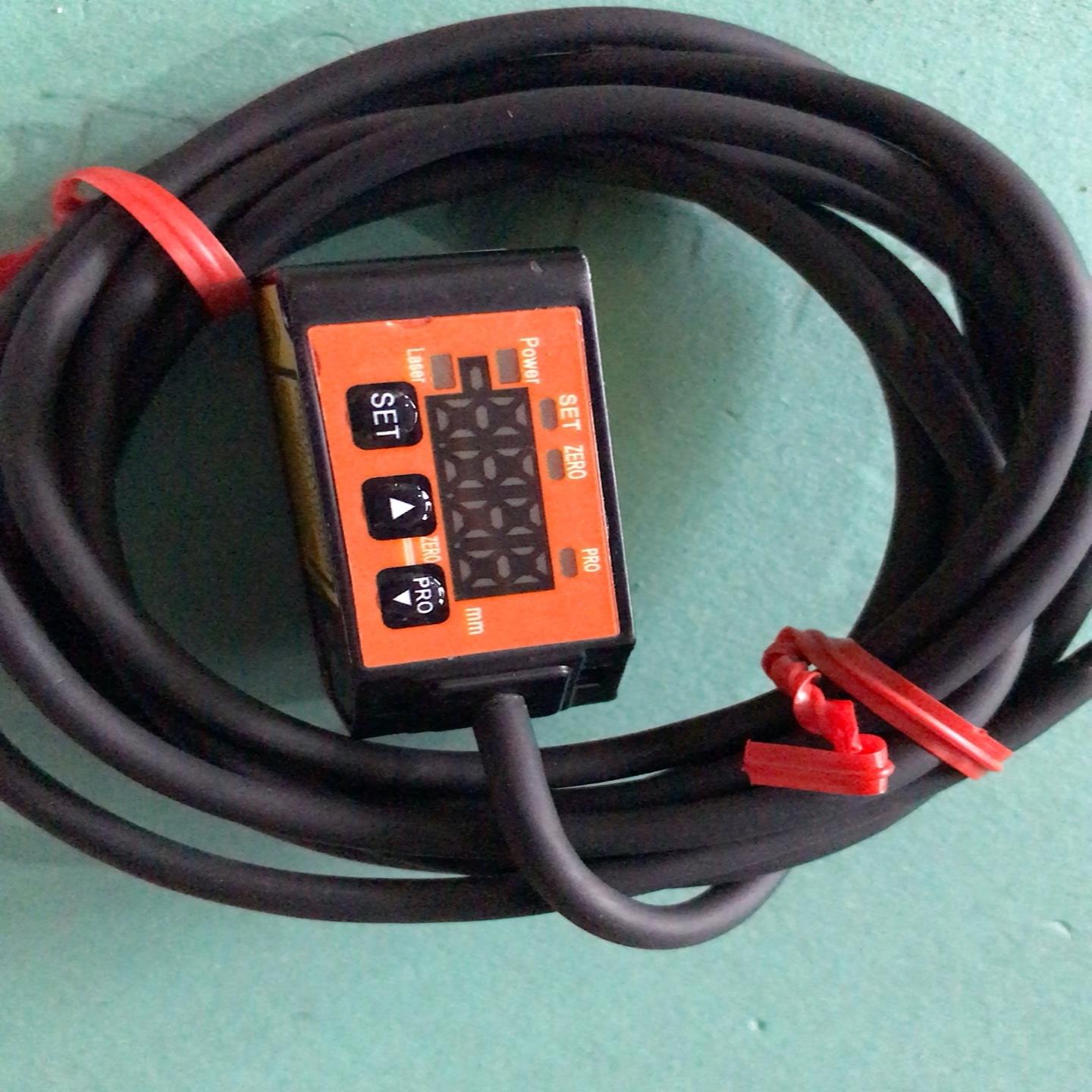 【议价】ESM-C400P数显型高精度激光位移传感器开关模拟测量HU~