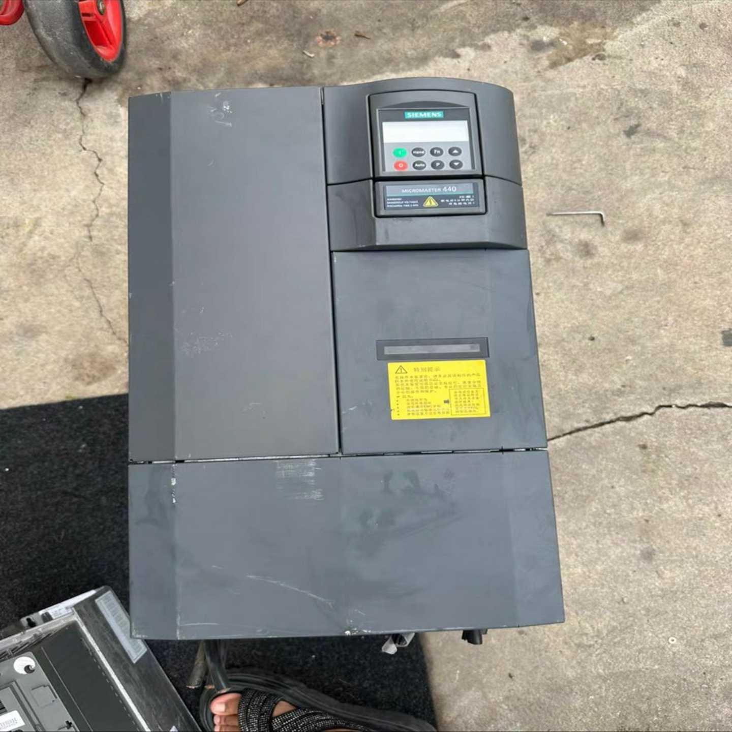 变频器一台，型号6SE6440-2UD32-2DB1成~询价