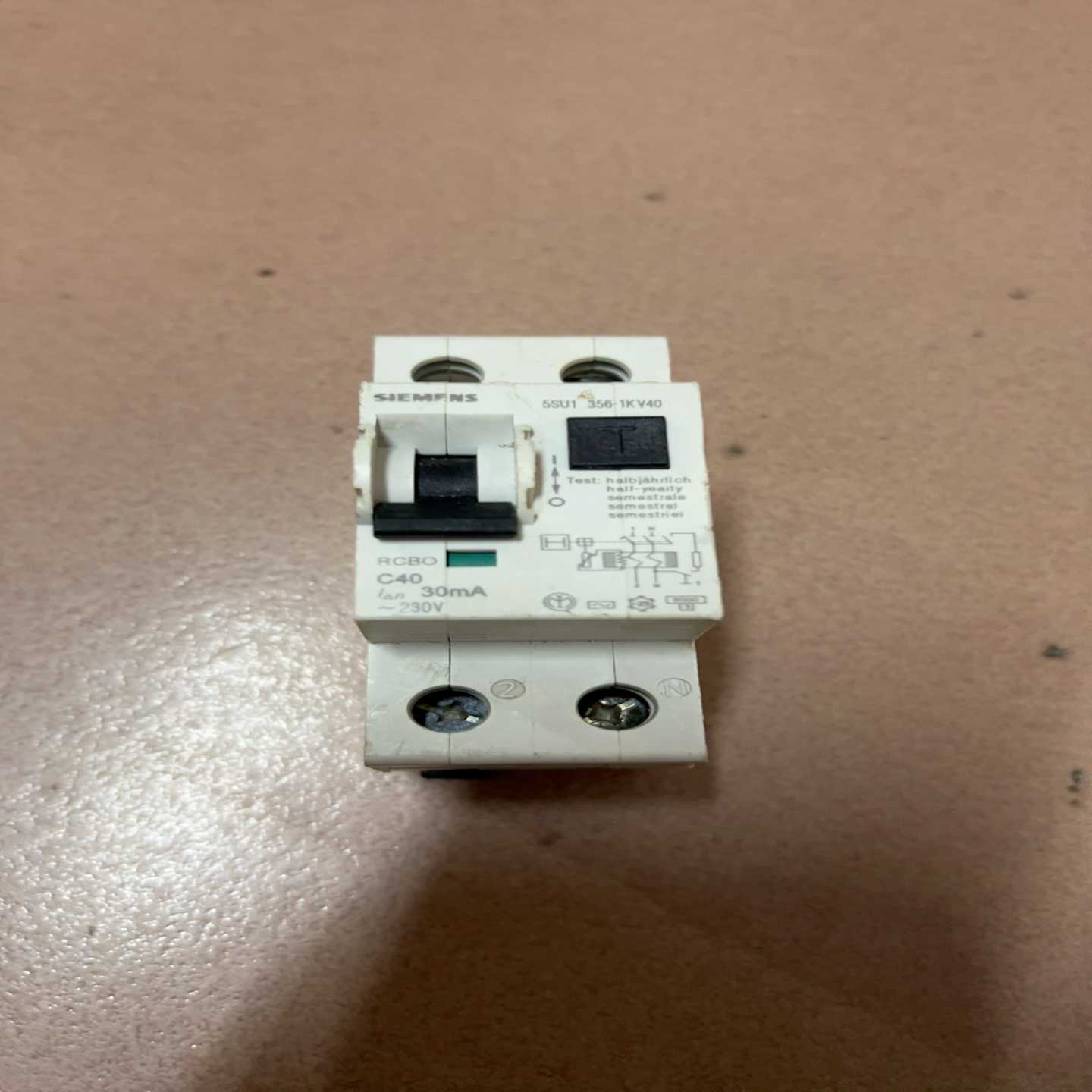 议价西门子2PC4OA电磁式漏电保护器。功能正常。成色如图。需