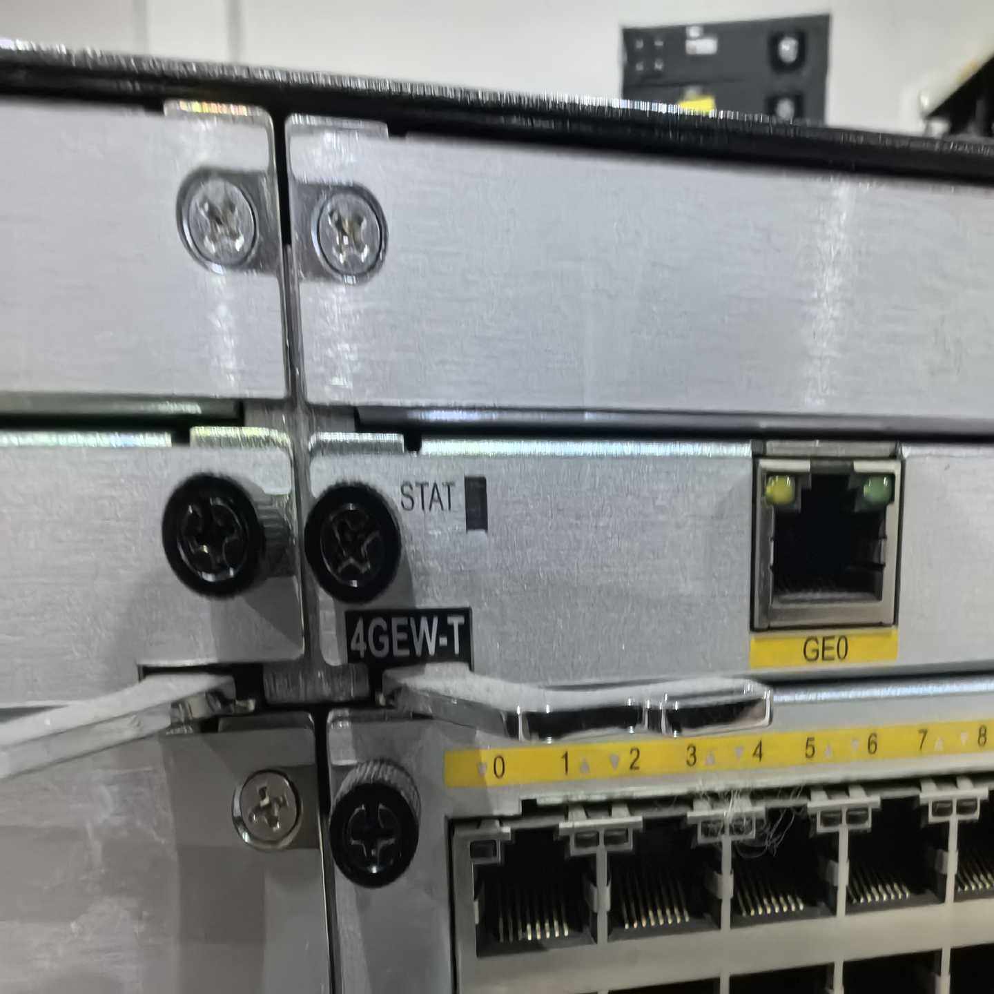 戴尔R420服务器1U机型 有四台左右